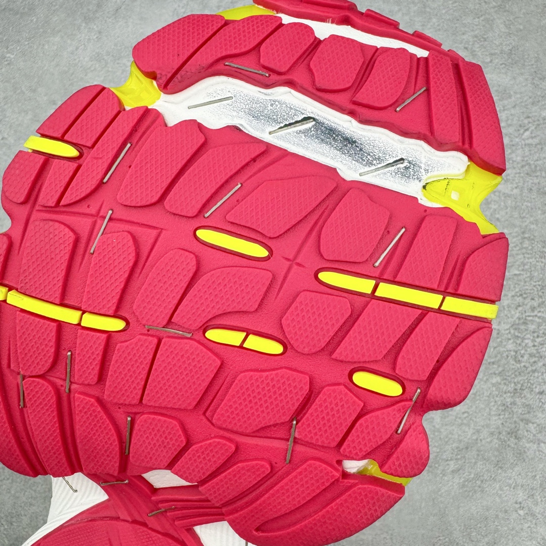 图片[19]-＃纯原 BALENCIAGA Stapler Sneakers 巴黎世家订书机鞋网布系带低帮走秀复古老爹鞋 圈内最强巴黎 尺码大小一比一还原Zp 区别其他工厂缩小两个号码 全套原纸板楦头开发 最原汁原味的灵魂版型 全鞋荧光划线卡点 胶水把控整洁度追求极致完美 每一双都是工艺品 多重QC质检 超越公司货的品控标准 实实在在的免检产品 原盒原配 正确字体电绣 粗细、位置、大小正确 侧边TPU 透气孔匹配意产原版 正确分离大底 TPU软底 原版一致大底LOGO 立体感十足 原厂皮料水洗做旧 采购原厂网纱 不含皮革 网布材料和聚氨酯 磨损效果 展现品牌对于新潮事物的热情 这款鞋子拥有巨大尺寸和醒目设计 符合当下”老爹鞋”的趋势 鞋子采用银灰配色 营造出低调而不失华丽的效果 10XL的尺码使它成为市场中最显眼的存在 适合追求个性化的人群 Balenciaga始终站在时尚前沿 此次发布的产品再次体现了他们的创新能力 偏大两码 尺码：35 36 37 38 39 40 41 42 43 44 45 46-选品中心