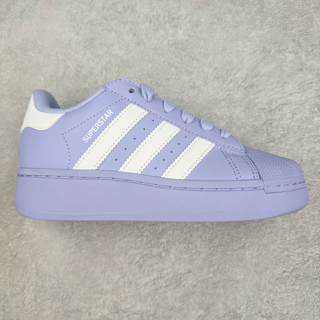 ＃H11纯原 AD Originals Superstar 经典复古贝壳头厚底板鞋 ID4656 诞生于1969年 是第一双将全皮面鞋 身与橡胶鞋头结合在一起的低帮篮球鞋 Superstar最开始 是作为高帮篮球鞋Pro Model的低帮版本而出现的 但因为其独特和醒目的橡胶鞋头造型而让大家熟知 被大家形象地称为\\\”shelltoe\\\”贝壳头 在70年代的美国职业篮球场上 接近3/4的NBA球员都将这双Superstar作为场上用鞋 80年代之后 经过不断的改良和发展 Superstar逐渐成为横跨时装、音乐、街头文化、休闲和运动等各大领域的时尚潮鞋 尺码：36 36.5 37 38 38.5 39 40 40.5 41 42 42.5 43 44 44.5 45-选品中心