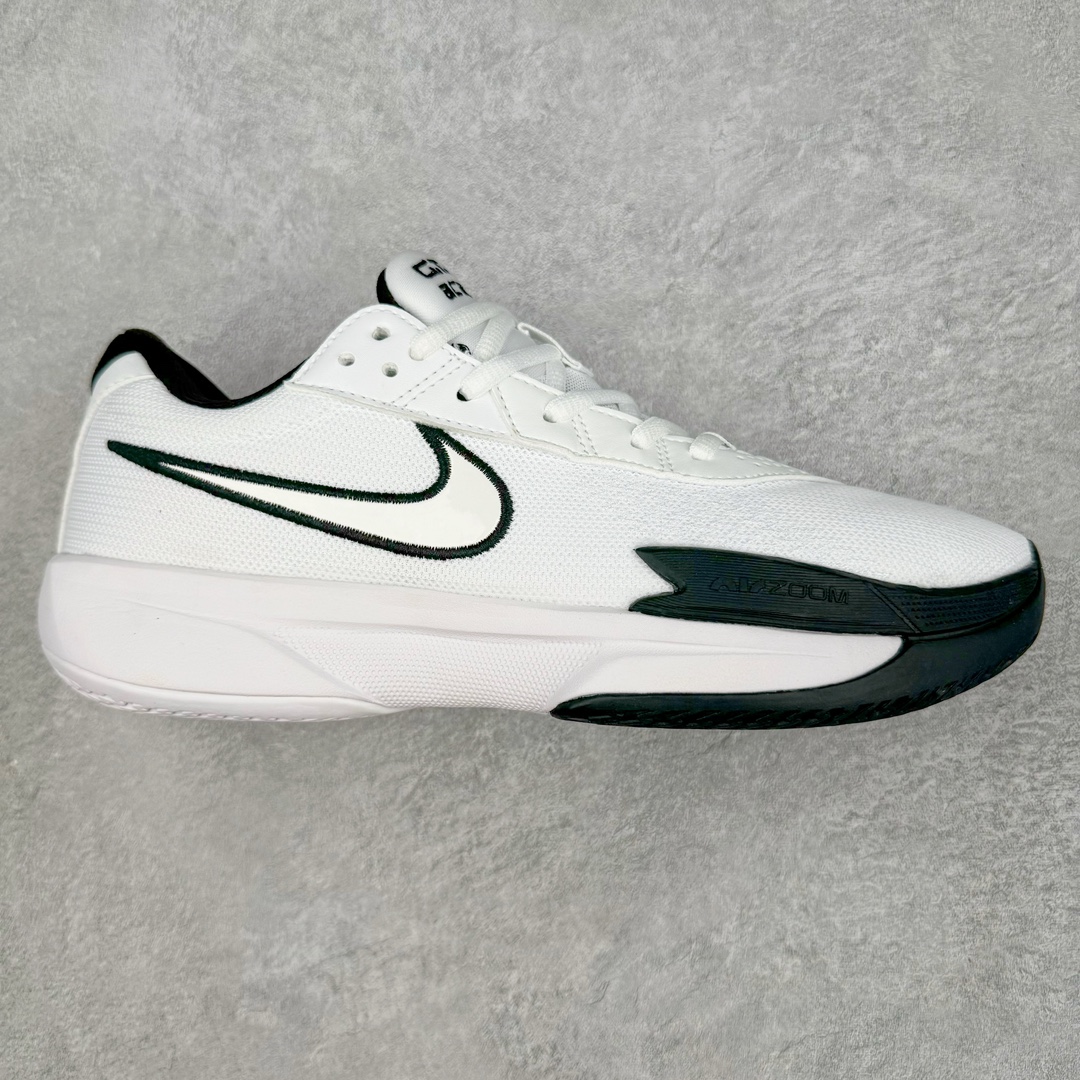 NK Air Zoom G.T. Cut Academy EP GT男/女篮球鞋 FB2599-100 NK首度推出G.T. Cut 系列的平价款式G.T. Cut Academy，外型维持一贯的流线型设计。不同价格的款式，让不同需求的球友也能入手适合自己的球鞋。足底出色抓地设计，助你瞬息急停，随意变速，轻松摆脱对手，驰骋赛场。匠心底纹从后跟延伸至鞋头，铸就急起急停的强劲抓地表现，助力实现侧向突破和快速移步。鞋款采用出众回弹设计，为切入、转向和移步篮筐提供出色的能量回馈。回弹性能带来弹力充沛的迈步体验，让你爆发疾速。前足搭载 Zoom Air 缓震配置，助你在赛事升温之际迅猛出击。足底缓震配置带来舒适比赛体验。中底搭载厚实泡绵，营造非凡舒适的支撑感受。该鞋款可轻松驾驭坚硬地面，助力鏖战。尺码：36 36.5 37.5 38 38.5 39 40 40.5 41 42 42.5 43 44 44.5 45 46-选品中心