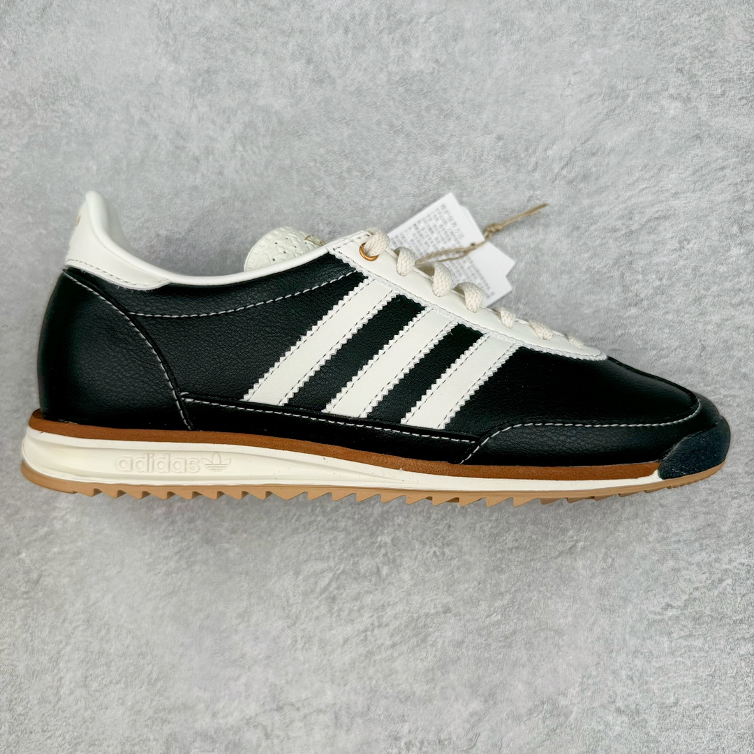 ＃MF AD Wmns SL72 OG 系列德训足球风百搭低帮休闲运动板鞋 JH3968 Originals推出复古「T头鞋」造型的SL72鞋款复刻，有男女两款可选。男生款为SL72RS，鞋型挺立饱满，鞋底增加高度，采用麂皮与布面制作，符合复古氛围；女生款为SL72OGW，致敬经典款式，鞋身纤细，还原70年代设计，以绿色呈现，点缀金色细节。多款配色可选。「T 头鞋」这两年有多火大家见到了吧？明星、穿搭博主几乎人手一双，凭借复古味的外观，以及亲民的价格，同样成为了不少球鞋玩家日常上脚首选。近日 adidas Originals 将有「T 头鞋」造型的诞生于 1972 年的 SL72 鞋款复刻带回，各位买鞋又有新选择了。1972 年 SL72 问世后，引领了后来阿迪达斯的跑鞋发展方向，其中「SL」代表了 Super Light，彰显了产品轻便的特性。1972 年 SL72 问世后，引领了后来阿迪达斯的跑鞋发展方向，其中「SL」代表了 Super Light，彰显了产品轻便的特性。这次 adidas Originals 延续其轻质经典的基因，带来男女两款 SL72。男生款带来 SL72 RS 鞋型，RS 意为 Reshaped（重塑），鞋款在保留了经典的外观基础上，在尼龙材质里增加了填充物，使鞋型更加挺立和饱满，鞋头则更加圆润，鞋底的 EVA 材质则增加了鞋款的高度。女生款则带来 SL72 OG W 鞋型，OG 顾名思义则是致敬经典款式，相较于 RS（Reshaped）鞋款，鞋身更加纤细，其整体鞋身轮廓、线条、细节、材质上尊崇 70 年代 SL72 的设计，还原经典味道。尺码：36 36⅔ 37⅓ 38 38⅔ 39⅓ 40 40⅔ 41⅓ 42 42⅔ 43⅓ 44 44⅔ 45-选品中心