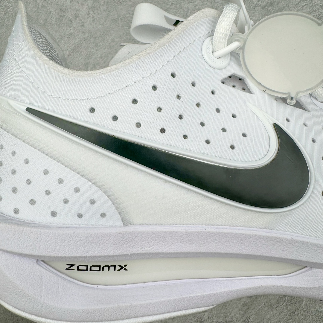 图片[15]-＃灭世/Max Nk Air Zoom G.T.Cut 3 EP 实战系列篮球鞋 黑白 DV2918-102 全新GT Cut 3.0 全掌搭载了 ZoomX 泡棉 使得整双鞋在缓震表现上可谓相当优秀 拥有着顶级科技配置的同时 颜值设计也非常可观 整体鞋型仍然保留了前低后高的设计 G.T. Cut 传统的突进极速突破的感觉 鞋头麂皮材质和 NK Flywire 飞线工艺 相对来说包裹感更好了 必备的TPU 支撑片 两侧 Swoosh 的透气孔设计 起到散热透气的作用 鞋舌采用类似跑鞋的半开叉式设计 搭配鞋带既可以提升包裹感 又降低了运动中鞋舌乱跑的可能性 鞋子内里填充相当厚实 避免掉跟 尺码：39 40 40.5 41 42 42.5 43 44 44.5 45 46-选品中心