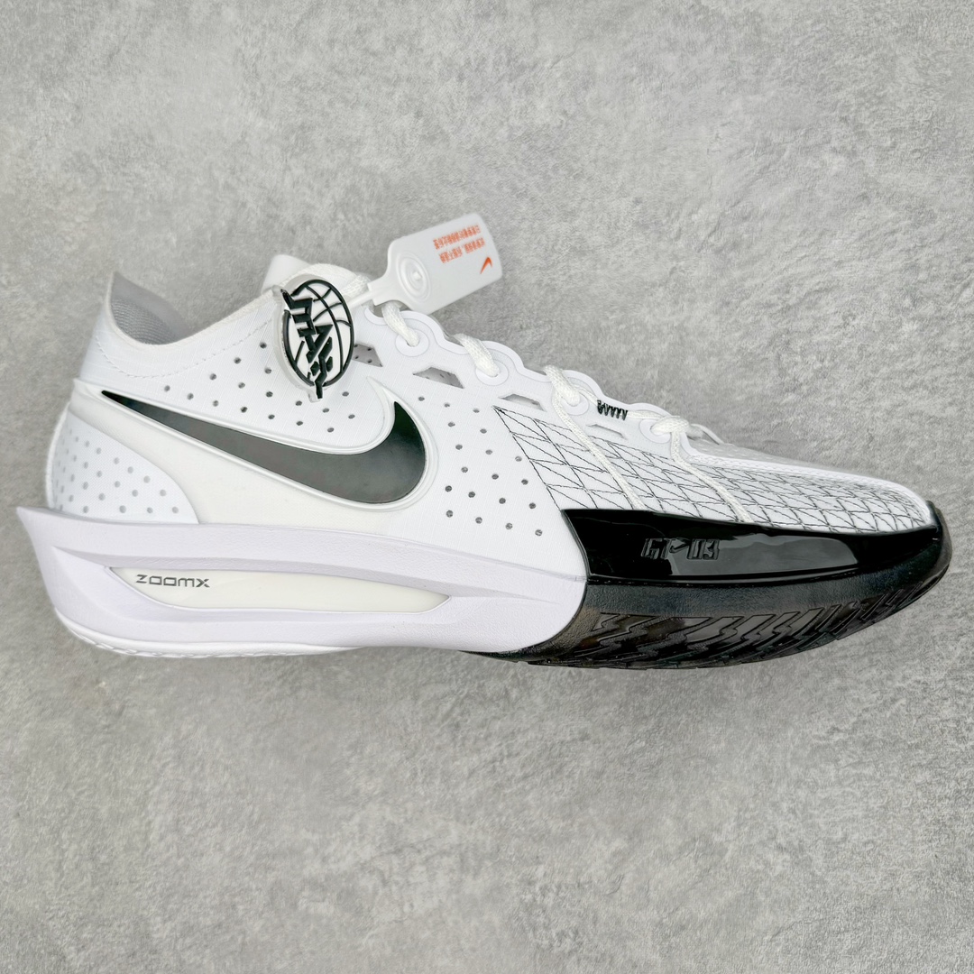 ＃灭世/Max Nk Air Zoom G.T.Cut 3 EP 实战系列篮球鞋 黑白 DV2918-102 全新GT Cut 3.0 全掌搭载了 ZoomX 泡棉 使得整双鞋在缓震表现上可谓相当优秀 拥有着顶级科技配置的同时 颜值设计也非常可观 整体鞋型仍然保留了前低后高的设计 G.T. Cut 传统的突进极速突破的感觉 鞋头麂皮材质和 NK Flywire 飞线工艺 相对来说包裹感更好了 必备的TPU 支撑片 两侧 Swoosh 的透气孔设计 起到散热透气的作用 鞋舌采用类似跑鞋的半开叉式设计 搭配鞋带既可以提升包裹感 又降低了运动中鞋舌乱跑的可能性 鞋子内里填充相当厚实 避免掉跟 尺码：39 40 40.5 41 42 42.5 43 44 44.5 45 46-选品中心