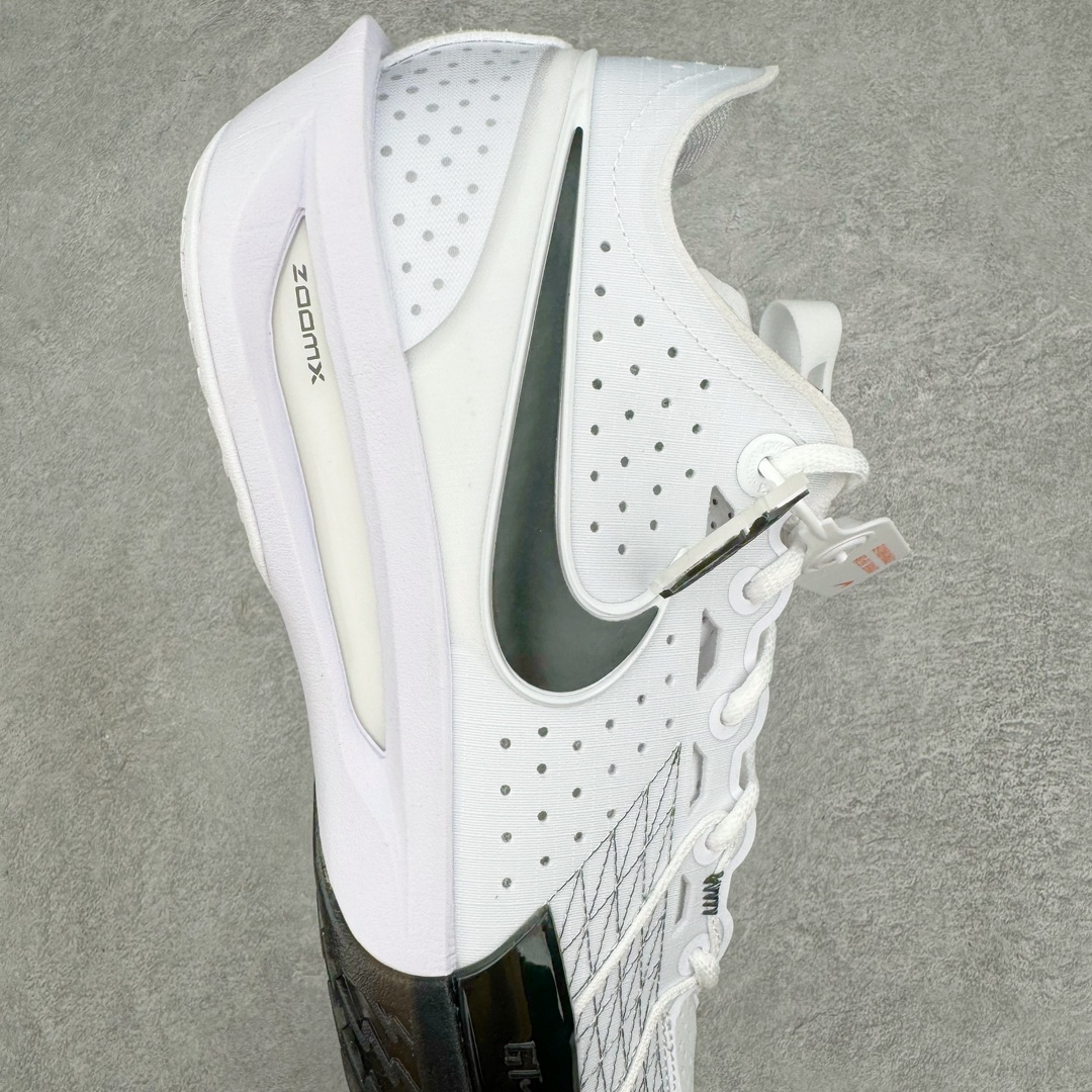 图片[6]-＃灭世/Max Nk Air Zoom G.T.Cut 3 EP 实战系列篮球鞋 黑白 DV2918-102 全新GT Cut 3.0 全掌搭载了 ZoomX 泡棉 使得整双鞋在缓震表现上可谓相当优秀 拥有着顶级科技配置的同时 颜值设计也非常可观 整体鞋型仍然保留了前低后高的设计 G.T. Cut 传统的突进极速突破的感觉 鞋头麂皮材质和 NK Flywire 飞线工艺 相对来说包裹感更好了 必备的TPU 支撑片 两侧 Swoosh 的透气孔设计 起到散热透气的作用 鞋舌采用类似跑鞋的半开叉式设计 搭配鞋带既可以提升包裹感 又降低了运动中鞋舌乱跑的可能性 鞋子内里填充相当厚实 避免掉跟 尺码：39 40 40.5 41 42 42.5 43 44 44.5 45 46-选品中心