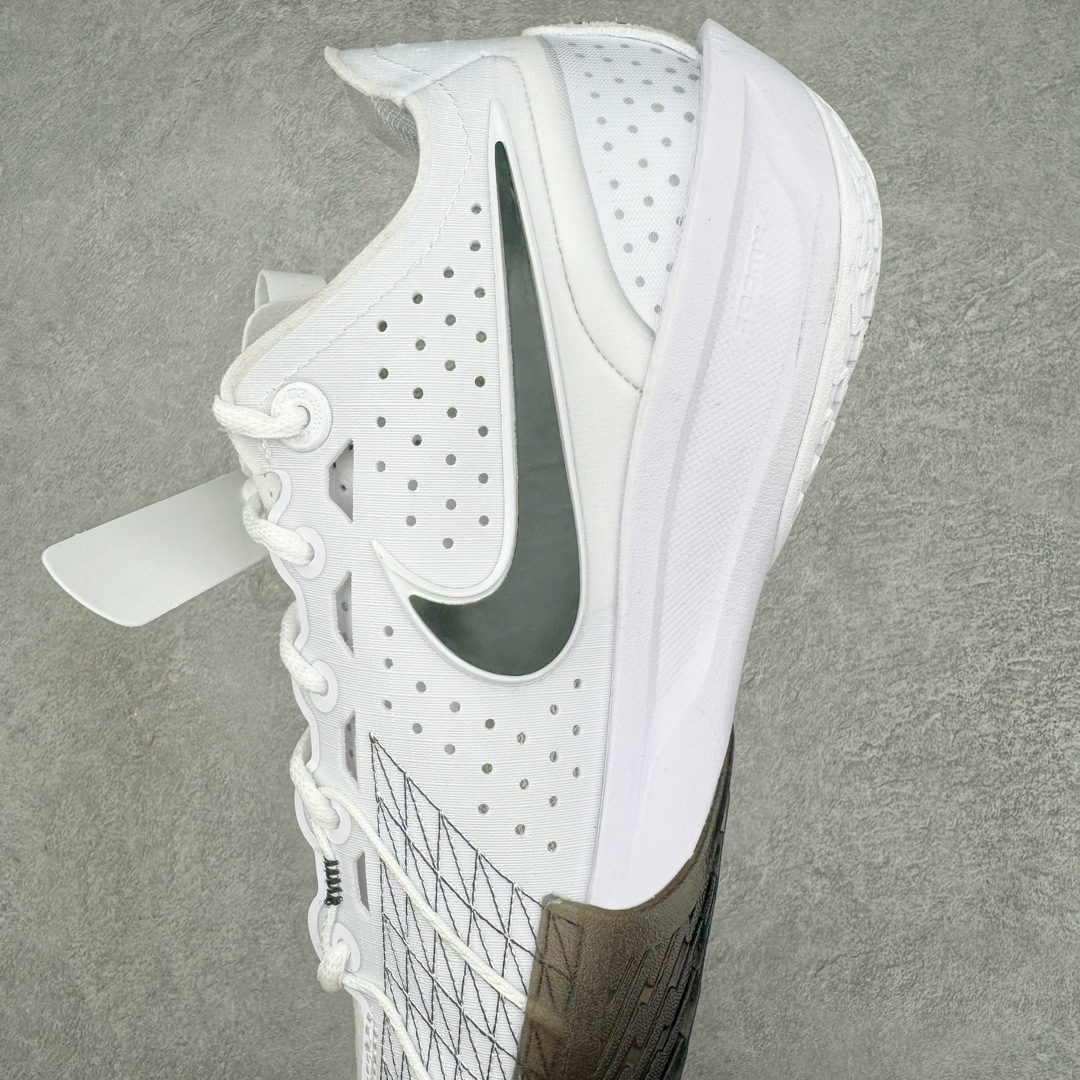 图片[7]-＃灭世/Max Nk Air Zoom G.T.Cut 3 EP 实战系列篮球鞋 黑白 DV2918-102 全新GT Cut 3.0 全掌搭载了 ZoomX 泡棉 使得整双鞋在缓震表现上可谓相当优秀 拥有着顶级科技配置的同时 颜值设计也非常可观 整体鞋型仍然保留了前低后高的设计 G.T. Cut 传统的突进极速突破的感觉 鞋头麂皮材质和 NK Flywire 飞线工艺 相对来说包裹感更好了 必备的TPU 支撑片 两侧 Swoosh 的透气孔设计 起到散热透气的作用 鞋舌采用类似跑鞋的半开叉式设计 搭配鞋带既可以提升包裹感 又降低了运动中鞋舌乱跑的可能性 鞋子内里填充相当厚实 避免掉跟 尺码：39 40 40.5 41 42 42.5 43 44 44.5 45 46-选品中心