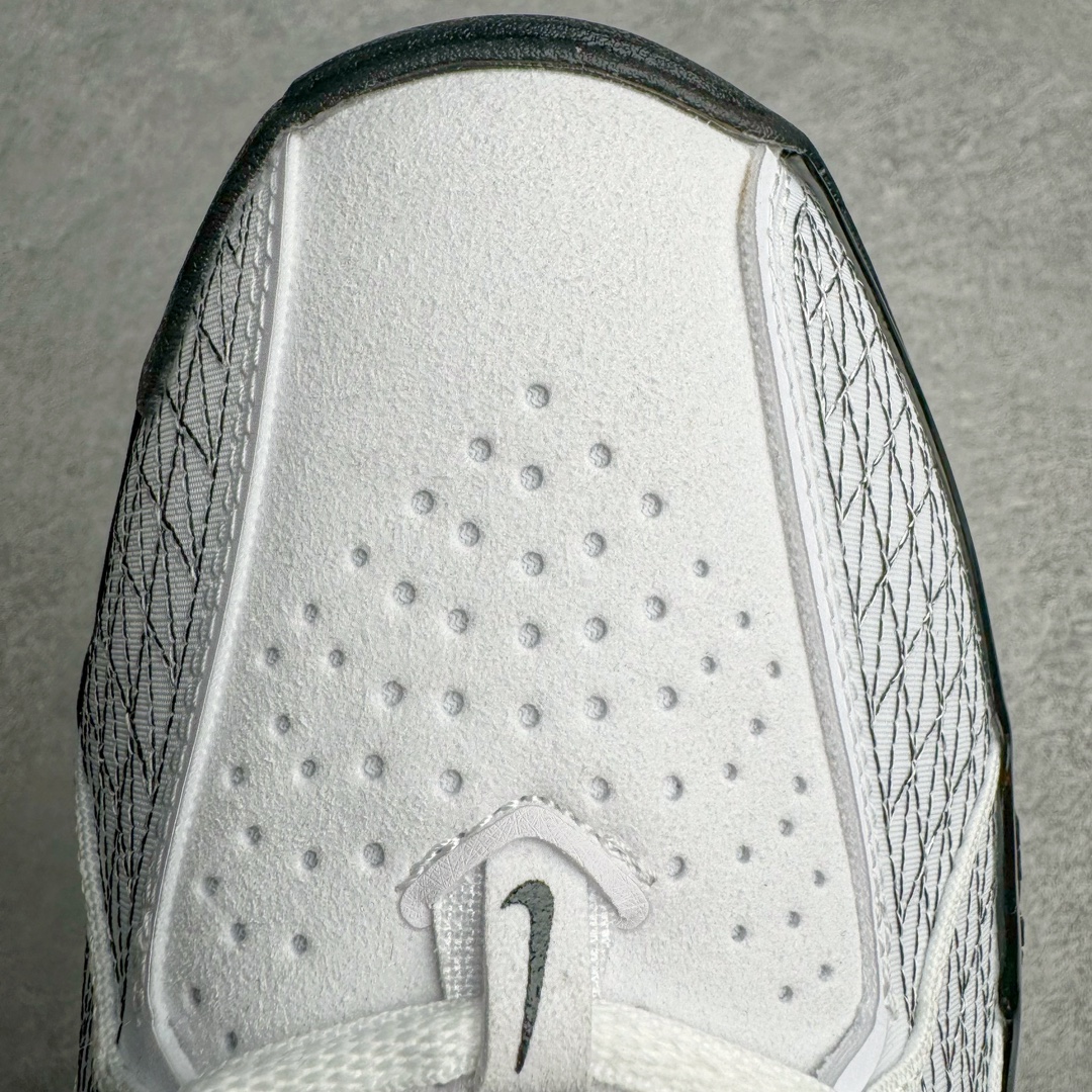 图片[17]-＃灭世/Max Nk Air Zoom G.T.Cut 3 EP 实战系列篮球鞋 黑白 DV2918-102 全新GT Cut 3.0 全掌搭载了 ZoomX 泡棉 使得整双鞋在缓震表现上可谓相当优秀 拥有着顶级科技配置的同时 颜值设计也非常可观 整体鞋型仍然保留了前低后高的设计 G.T. Cut 传统的突进极速突破的感觉 鞋头麂皮材质和 NK Flywire 飞线工艺 相对来说包裹感更好了 必备的TPU 支撑片 两侧 Swoosh 的透气孔设计 起到散热透气的作用 鞋舌采用类似跑鞋的半开叉式设计 搭配鞋带既可以提升包裹感 又降低了运动中鞋舌乱跑的可能性 鞋子内里填充相当厚实 避免掉跟 尺码：39 40 40.5 41 42 42.5 43 44 44.5 45 46-选品中心