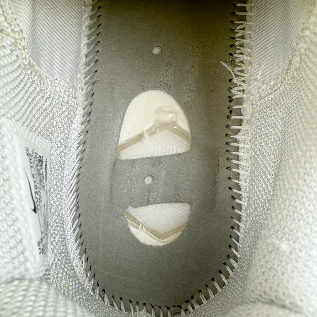 图片[10]-＃灭世/Max Nk Air Zoom G.T.Cut 3 EP 实战系列篮球鞋 黑白 DV2918-102 全新GT Cut 3.0 全掌搭载了 ZoomX 泡棉 使得整双鞋在缓震表现上可谓相当优秀 拥有着顶级科技配置的同时 颜值设计也非常可观 整体鞋型仍然保留了前低后高的设计 G.T. Cut 传统的突进极速突破的感觉 鞋头麂皮材质和 NK Flywire 飞线工艺 相对来说包裹感更好了 必备的TPU 支撑片 两侧 Swoosh 的透气孔设计 起到散热透气的作用 鞋舌采用类似跑鞋的半开叉式设计 搭配鞋带既可以提升包裹感 又降低了运动中鞋舌乱跑的可能性 鞋子内里填充相当厚实 避免掉跟 尺码：39 40 40.5 41 42 42.5 43 44 44.5 45 46-选品中心