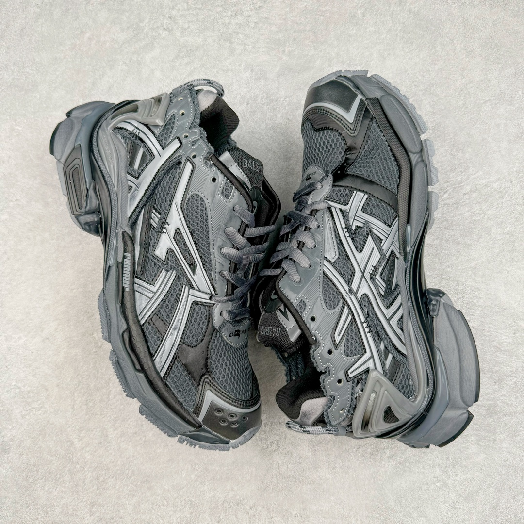 图片[3]-＃纯原 BALENCIAGA Runner Sneaker 巴黎世家七代慢跑系列低帮复古野跑潮流运动鞋老爹鞋 尼龙和网布材质 磨损效果 鞋头边缘印有尺码 背面浮印尺码 外侧印有跑者徽标 鞋舌刺绣 Balenciaga 品牌标识 鞋跟背面 Balenciaga品牌标识 材质采用65%聚氨酯、35%聚酯纤维 全新 Runner 鞋型轮廓借鉴于 2000 年初的复古线条 搭载大网眼面料制成鞋面基础，由粉色、白色尼龍与橡胶质地覆盖鞋面诠释线条感 当中透过几道手缝线与折损痕更是精准的掌握历经时间淬炼的破旧痕迹 延续其手法至鞋领、鞋跟、鞋带、中底等部分均饰有破损及脏污之貌 尤其是鞋领处与鞋带孔眼条更是采用不规则做旧技术将内容物泡棉随机露出 尺码：35 36 37 38 39 40 41 42 43 44 45 46-选品中心