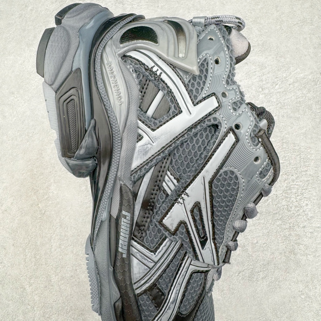 图片[6]-＃纯原 BALENCIAGA Runner Sneaker 巴黎世家七代慢跑系列低帮复古野跑潮流运动鞋老爹鞋 尼龙和网布材质 磨损效果 鞋头边缘印有尺码 背面浮印尺码 外侧印有跑者徽标 鞋舌刺绣 Balenciaga 品牌标识 鞋跟背面 Balenciaga品牌标识 材质采用65%聚氨酯、35%聚酯纤维 全新 Runner 鞋型轮廓借鉴于 2000 年初的复古线条 搭载大网眼面料制成鞋面基础，由粉色、白色尼龍与橡胶质地覆盖鞋面诠释线条感 当中透过几道手缝线与折损痕更是精准的掌握历经时间淬炼的破旧痕迹 延续其手法至鞋领、鞋跟、鞋带、中底等部分均饰有破损及脏污之貌 尤其是鞋领处与鞋带孔眼条更是采用不规则做旧技术将内容物泡棉随机露出 尺码：35 36 37 38 39 40 41 42 43 44 45 46-选品中心