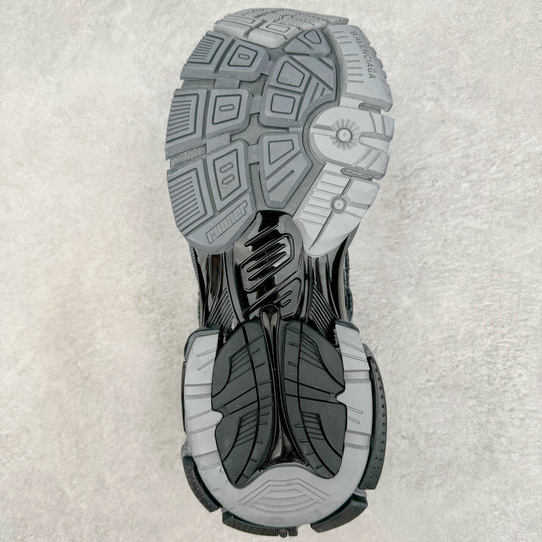 图片[9]-＃纯原 BALENCIAGA Runner Sneaker 巴黎世家七代慢跑系列低帮复古野跑潮流运动鞋老爹鞋 尼龙和网布材质 磨损效果 鞋头边缘印有尺码 背面浮印尺码 外侧印有跑者徽标 鞋舌刺绣 Balenciaga 品牌标识 鞋跟背面 Balenciaga品牌标识 材质采用65%聚氨酯、35%聚酯纤维 全新 Runner 鞋型轮廓借鉴于 2000 年初的复古线条 搭载大网眼面料制成鞋面基础，由粉色、白色尼龍与橡胶质地覆盖鞋面诠释线条感 当中透过几道手缝线与折损痕更是精准的掌握历经时间淬炼的破旧痕迹 延续其手法至鞋领、鞋跟、鞋带、中底等部分均饰有破损及脏污之貌 尤其是鞋领处与鞋带孔眼条更是采用不规则做旧技术将内容物泡棉随机露出 尺码：35 36 37 38 39 40 41 42 43 44 45 46-选品中心