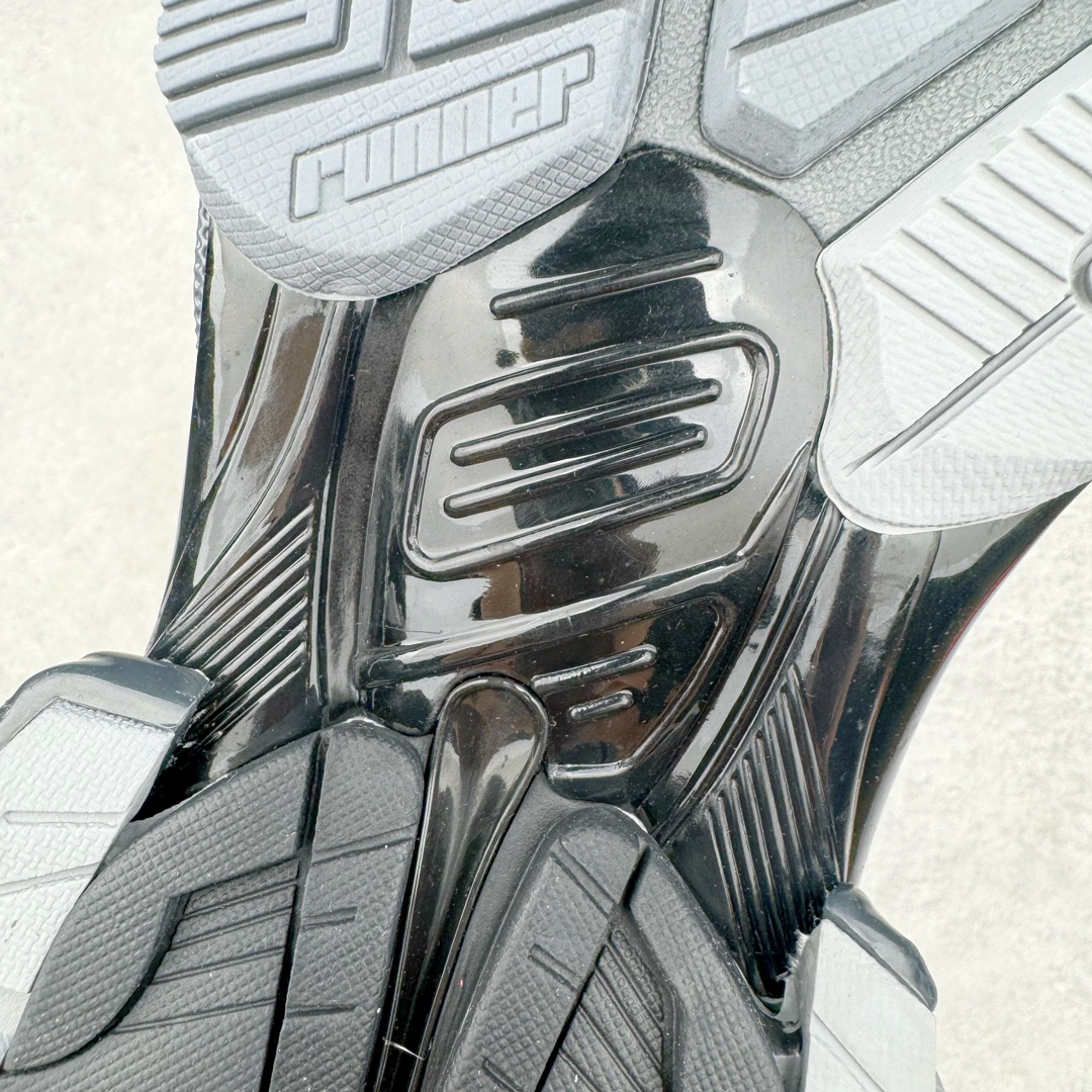 图片[14]-＃纯原 BALENCIAGA Runner Sneaker 巴黎世家七代慢跑系列低帮复古野跑潮流运动鞋老爹鞋 尼龙和网布材质 磨损效果 鞋头边缘印有尺码 背面浮印尺码 外侧印有跑者徽标 鞋舌刺绣 Balenciaga 品牌标识 鞋跟背面 Balenciaga品牌标识 材质采用65%聚氨酯、35%聚酯纤维 全新 Runner 鞋型轮廓借鉴于 2000 年初的复古线条 搭载大网眼面料制成鞋面基础，由粉色、白色尼龍与橡胶质地覆盖鞋面诠释线条感 当中透过几道手缝线与折损痕更是精准的掌握历经时间淬炼的破旧痕迹 延续其手法至鞋领、鞋跟、鞋带、中底等部分均饰有破损及脏污之貌 尤其是鞋领处与鞋带孔眼条更是采用不规则做旧技术将内容物泡棉随机露出 尺码：35 36 37 38 39 40 41 42 43 44 45 46-选品中心