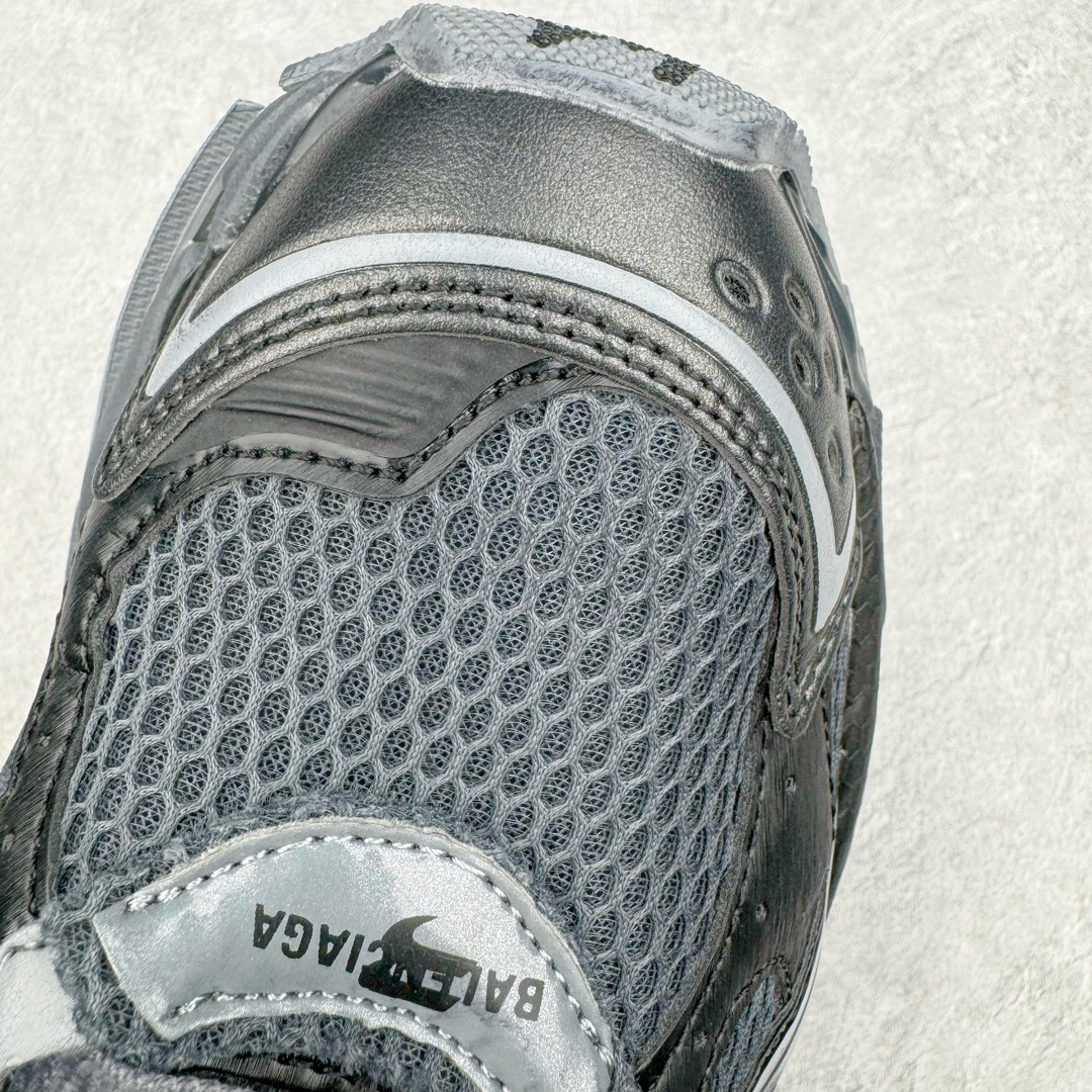 图片[12]-＃纯原 BALENCIAGA Runner Sneaker 巴黎世家七代慢跑系列低帮复古野跑潮流运动鞋老爹鞋 尼龙和网布材质 磨损效果 鞋头边缘印有尺码 背面浮印尺码 外侧印有跑者徽标 鞋舌刺绣 Balenciaga 品牌标识 鞋跟背面 Balenciaga品牌标识 材质采用65%聚氨酯、35%聚酯纤维 全新 Runner 鞋型轮廓借鉴于 2000 年初的复古线条 搭载大网眼面料制成鞋面基础，由粉色、白色尼龍与橡胶质地覆盖鞋面诠释线条感 当中透过几道手缝线与折损痕更是精准的掌握历经时间淬炼的破旧痕迹 延续其手法至鞋领、鞋跟、鞋带、中底等部分均饰有破损及脏污之貌 尤其是鞋领处与鞋带孔眼条更是采用不规则做旧技术将内容物泡棉随机露出 尺码：35 36 37 38 39 40 41 42 43 44 45 46-选品中心