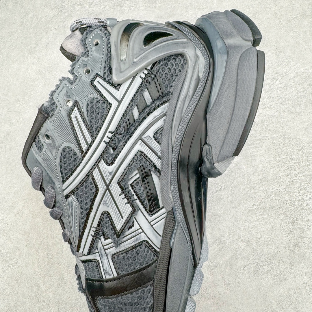 图片[7]-＃纯原 BALENCIAGA Runner Sneaker 巴黎世家七代慢跑系列低帮复古野跑潮流运动鞋老爹鞋 尼龙和网布材质 磨损效果 鞋头边缘印有尺码 背面浮印尺码 外侧印有跑者徽标 鞋舌刺绣 Balenciaga 品牌标识 鞋跟背面 Balenciaga品牌标识 材质采用65%聚氨酯、35%聚酯纤维 全新 Runner 鞋型轮廓借鉴于 2000 年初的复古线条 搭载大网眼面料制成鞋面基础，由粉色、白色尼龍与橡胶质地覆盖鞋面诠释线条感 当中透过几道手缝线与折损痕更是精准的掌握历经时间淬炼的破旧痕迹 延续其手法至鞋领、鞋跟、鞋带、中底等部分均饰有破损及脏污之貌 尤其是鞋领处与鞋带孔眼条更是采用不规则做旧技术将内容物泡棉随机露出 尺码：35 36 37 38 39 40 41 42 43 44 45 46-选品中心