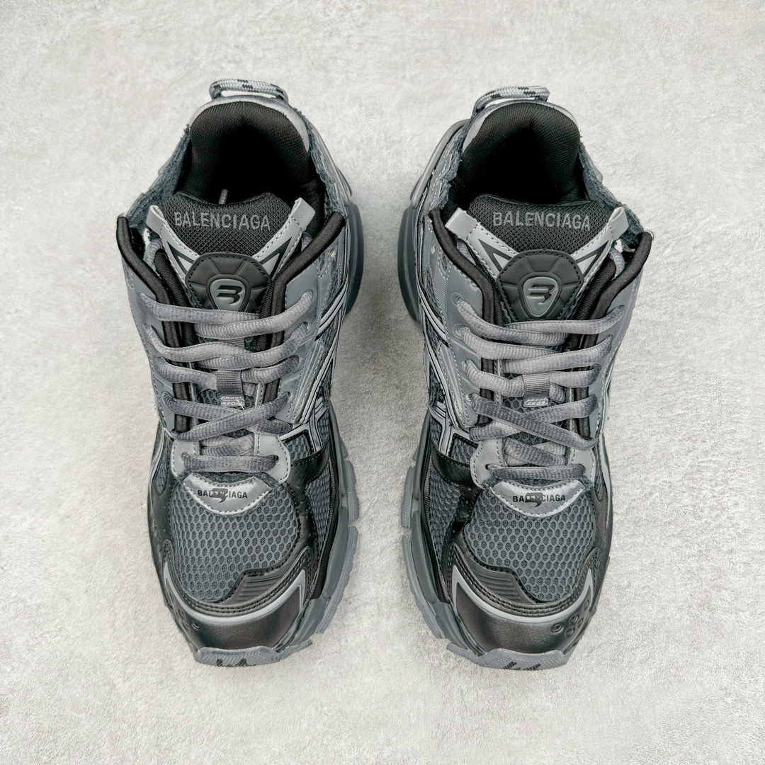 图片[2]-＃纯原 BALENCIAGA Runner Sneaker 巴黎世家七代慢跑系列低帮复古野跑潮流运动鞋老爹鞋 尼龙和网布材质 磨损效果 鞋头边缘印有尺码 背面浮印尺码 外侧印有跑者徽标 鞋舌刺绣 Balenciaga 品牌标识 鞋跟背面 Balenciaga品牌标识 材质采用65%聚氨酯、35%聚酯纤维 全新 Runner 鞋型轮廓借鉴于 2000 年初的复古线条 搭载大网眼面料制成鞋面基础，由粉色、白色尼龍与橡胶质地覆盖鞋面诠释线条感 当中透过几道手缝线与折损痕更是精准的掌握历经时间淬炼的破旧痕迹 延续其手法至鞋领、鞋跟、鞋带、中底等部分均饰有破损及脏污之貌 尤其是鞋领处与鞋带孔眼条更是采用不规则做旧技术将内容物泡棉随机露出 尺码：35 36 37 38 39 40 41 42 43 44 45 46-选品中心