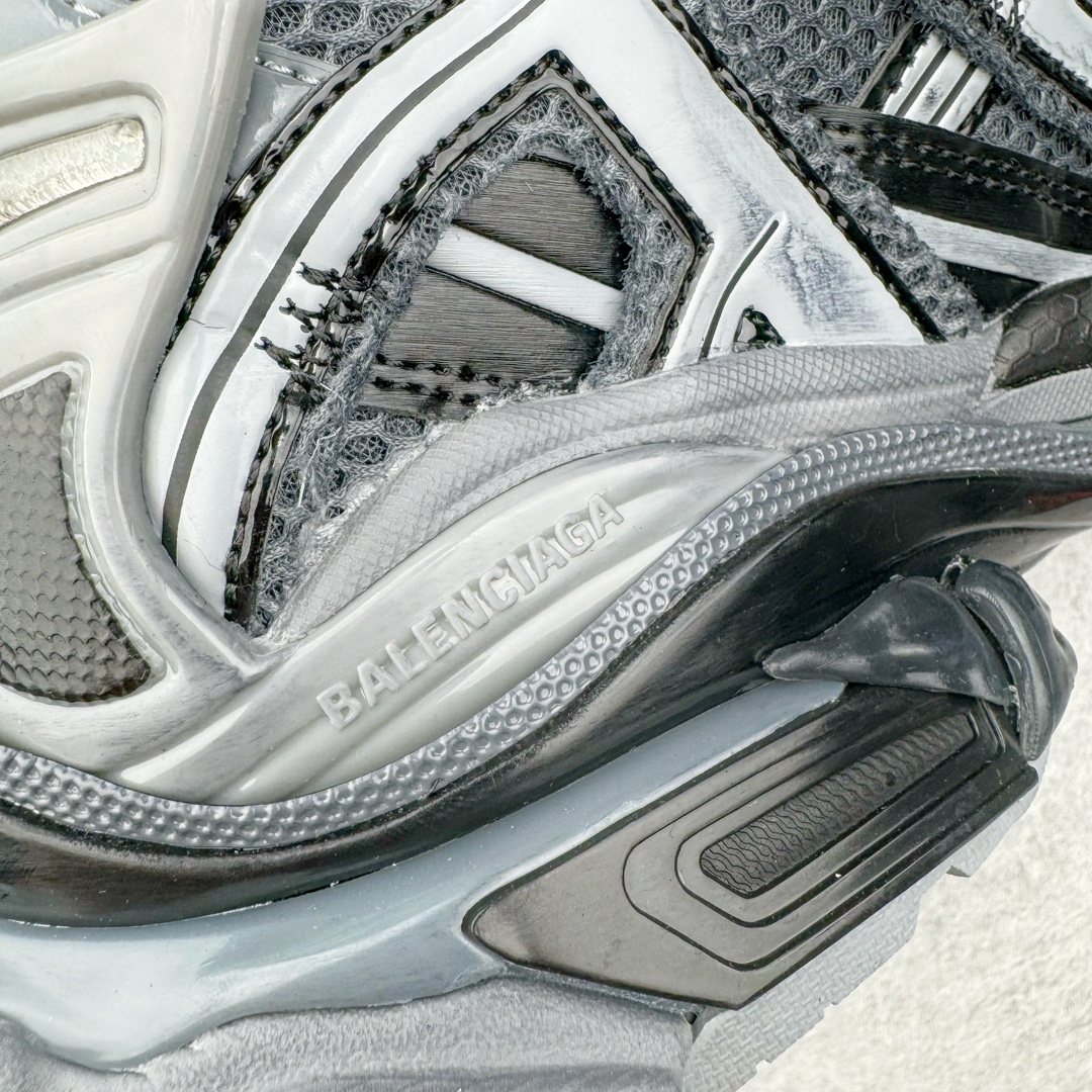 图片[11]-＃纯原 BALENCIAGA Runner Sneaker 巴黎世家七代慢跑系列低帮复古野跑潮流运动鞋老爹鞋 尼龙和网布材质 磨损效果 鞋头边缘印有尺码 背面浮印尺码 外侧印有跑者徽标 鞋舌刺绣 Balenciaga 品牌标识 鞋跟背面 Balenciaga品牌标识 材质采用65%聚氨酯、35%聚酯纤维 全新 Runner 鞋型轮廓借鉴于 2000 年初的复古线条 搭载大网眼面料制成鞋面基础，由粉色、白色尼龍与橡胶质地覆盖鞋面诠释线条感 当中透过几道手缝线与折损痕更是精准的掌握历经时间淬炼的破旧痕迹 延续其手法至鞋领、鞋跟、鞋带、中底等部分均饰有破损及脏污之貌 尤其是鞋领处与鞋带孔眼条更是采用不规则做旧技术将内容物泡棉随机露出 尺码：35 36 37 38 39 40 41 42 43 44 45 46-选品中心