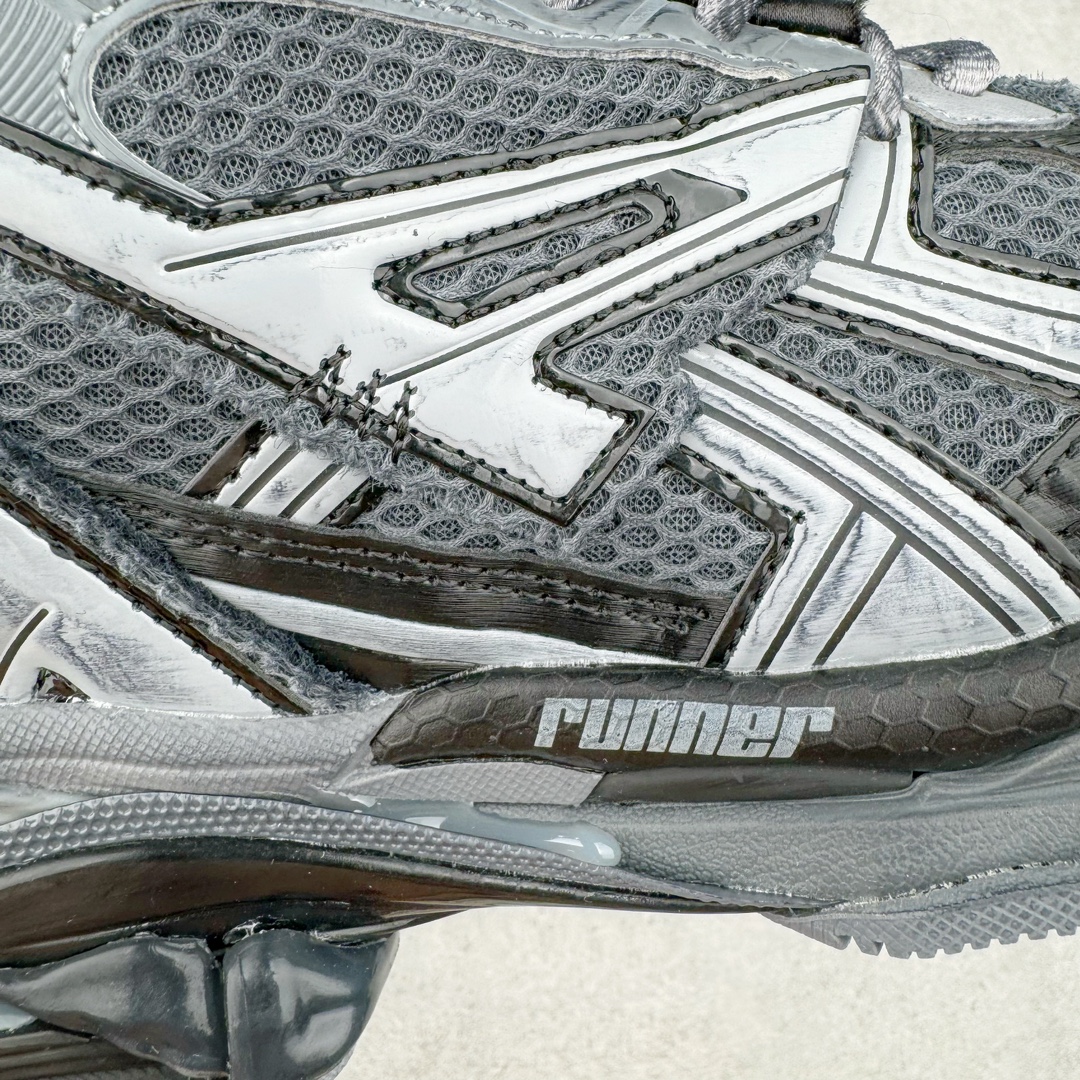 图片[13]-＃纯原 BALENCIAGA Runner Sneaker 巴黎世家七代慢跑系列低帮复古野跑潮流运动鞋老爹鞋 尼龙和网布材质 磨损效果 鞋头边缘印有尺码 背面浮印尺码 外侧印有跑者徽标 鞋舌刺绣 Balenciaga 品牌标识 鞋跟背面 Balenciaga品牌标识 材质采用65%聚氨酯、35%聚酯纤维 全新 Runner 鞋型轮廓借鉴于 2000 年初的复古线条 搭载大网眼面料制成鞋面基础，由粉色、白色尼龍与橡胶质地覆盖鞋面诠释线条感 当中透过几道手缝线与折损痕更是精准的掌握历经时间淬炼的破旧痕迹 延续其手法至鞋领、鞋跟、鞋带、中底等部分均饰有破损及脏污之貌 尤其是鞋领处与鞋带孔眼条更是采用不规则做旧技术将内容物泡棉随机露出 尺码：35 36 37 38 39 40 41 42 43 44 45 46-选品中心
