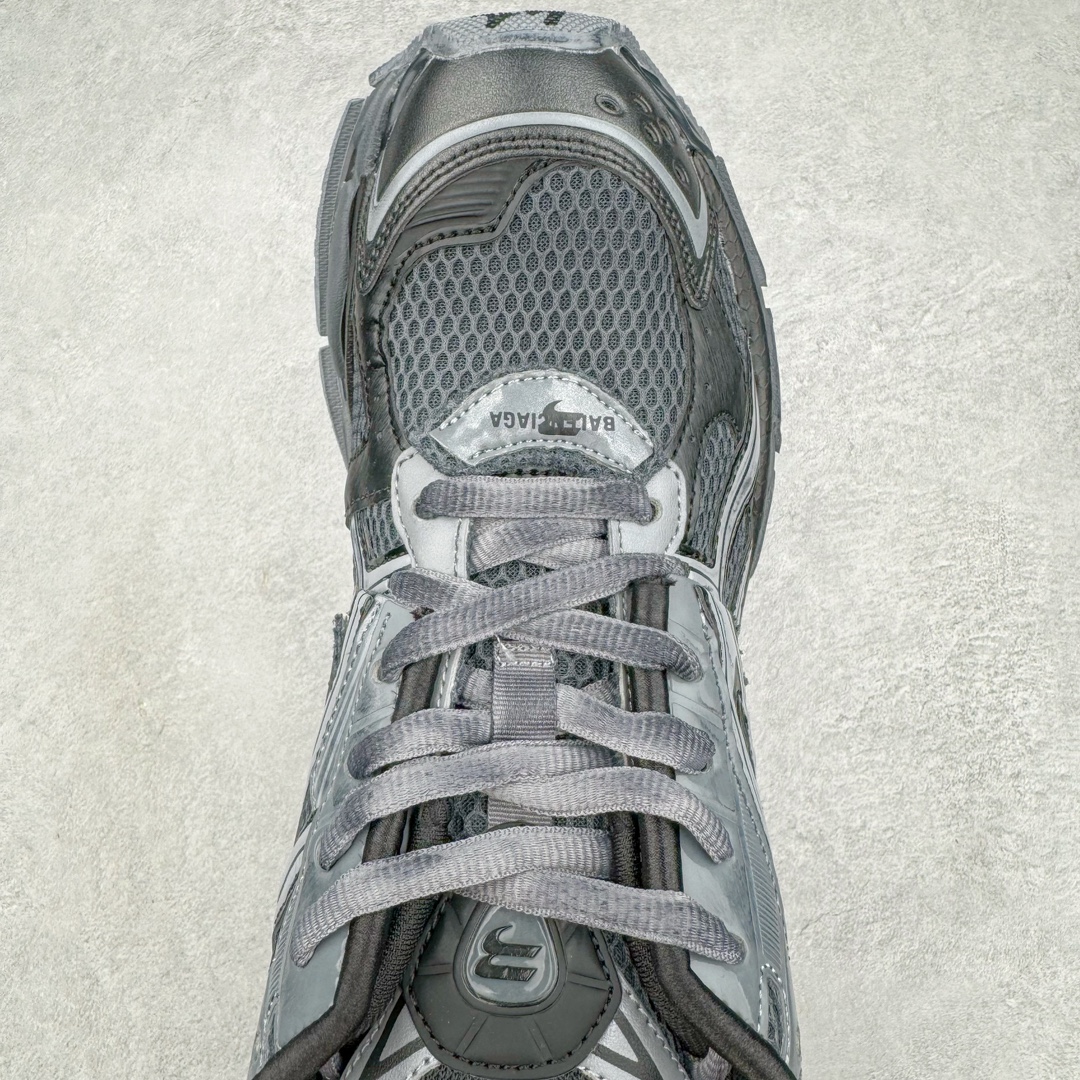 图片[4]-＃纯原 BALENCIAGA Runner Sneaker 巴黎世家七代慢跑系列低帮复古野跑潮流运动鞋老爹鞋 尼龙和网布材质 磨损效果 鞋头边缘印有尺码 背面浮印尺码 外侧印有跑者徽标 鞋舌刺绣 Balenciaga 品牌标识 鞋跟背面 Balenciaga品牌标识 材质采用65%聚氨酯、35%聚酯纤维 全新 Runner 鞋型轮廓借鉴于 2000 年初的复古线条 搭载大网眼面料制成鞋面基础，由粉色、白色尼龍与橡胶质地覆盖鞋面诠释线条感 当中透过几道手缝线与折损痕更是精准的掌握历经时间淬炼的破旧痕迹 延续其手法至鞋领、鞋跟、鞋带、中底等部分均饰有破损及脏污之貌 尤其是鞋领处与鞋带孔眼条更是采用不规则做旧技术将内容物泡棉随机露出 尺码：35 36 37 38 39 40 41 42 43 44 45 46-选品中心