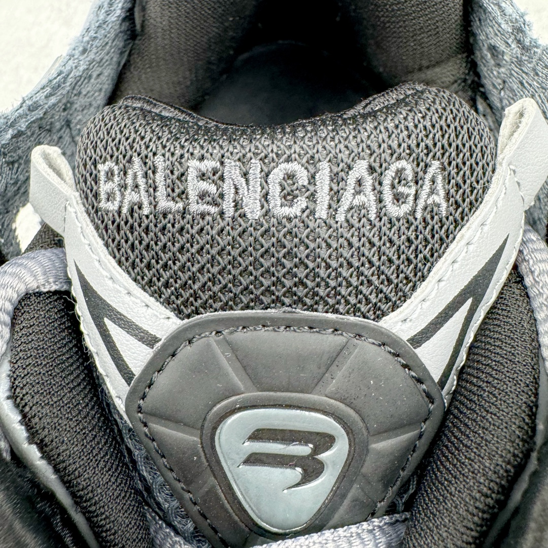 图片[15]-＃纯原 BALENCIAGA Runner Sneaker 巴黎世家七代慢跑系列低帮复古野跑潮流运动鞋老爹鞋 尼龙和网布材质 磨损效果 鞋头边缘印有尺码 背面浮印尺码 外侧印有跑者徽标 鞋舌刺绣 Balenciaga 品牌标识 鞋跟背面 Balenciaga品牌标识 材质采用65%聚氨酯、35%聚酯纤维 全新 Runner 鞋型轮廓借鉴于 2000 年初的复古线条 搭载大网眼面料制成鞋面基础，由粉色、白色尼龍与橡胶质地覆盖鞋面诠释线条感 当中透过几道手缝线与折损痕更是精准的掌握历经时间淬炼的破旧痕迹 延续其手法至鞋领、鞋跟、鞋带、中底等部分均饰有破损及脏污之貌 尤其是鞋领处与鞋带孔眼条更是采用不规则做旧技术将内容物泡棉随机露出 尺码：35 36 37 38 39 40 41 42 43 44 45 46-选品中心