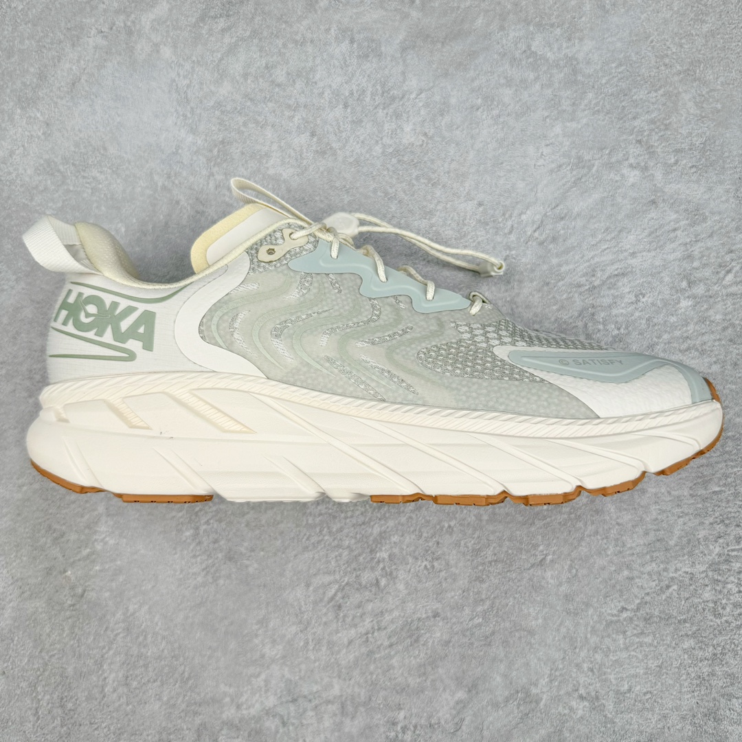 Satisfy x HOKA ONE ONE 百搭简约防滑耐磨低帮跑步鞋 联名配色 球鞋继承了HOKA的经典越野鞋型MAFATE SPEED 4的设计，更在此基础上进行了创新和提升，使得它既适合户外越野跑，又充满了时尚潮流的元素。它的半透明鞋面设计，不仅让鞋身看起来更加轻便，而且提供了良好的透气性。而保护性的防撕裂尼龙面料，则确保了在复杂地形中的耐用性。这样的设计，让人在享受奔跑的同时，也能感受到鞋底带来的舒适。双层ProFly™中底的使用，是这款鞋的另一个亮点。这种中底材质，提供了卓越的缓震性能，无论是在崎岖的山路上，还是在平坦的道路上，都能给跑者带来稳定的支撑。而VIBRAM MEGAGRIP®及LITEBASE®大底的搭载，更是让这款鞋在保持高抓地力的同时，减轻了鞋底的重量，使得每一步跑动都轻盈如飞。尺码：36 36.5 37.5 38 38.5 39 40 40.5 41 42 42.5 43 44 44.5 45 46-选品中心