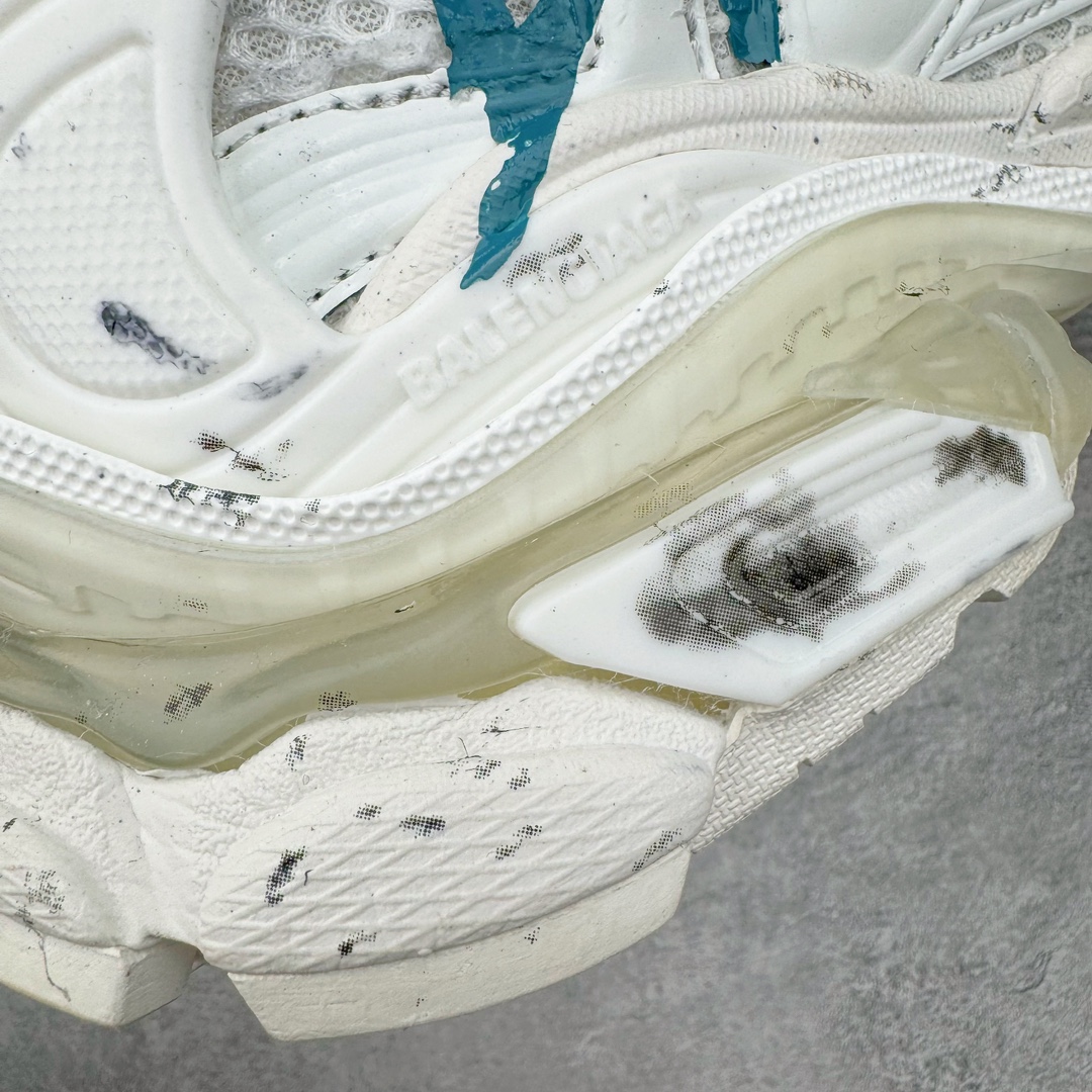 图片[12]-＃VG零售版 BALENCIAGA Runner Sneaker 巴黎世家七代慢跑系列低帮复古野跑潮流运动鞋老爹鞋 尼龙和网布材质 磨损效果 鞋头边缘印有尺码 背面浮印尺码 外侧印有跑者徽标 鞋舌刺绣 Balenciaga 品牌标识 鞋跟背面 Balenciaga品牌标识 材质采用65%聚氨酯、35%聚酯纤维 全新 Runner 鞋型轮廓借鉴于 2000 年初的复古线条 搭载大网眼面料制成鞋面基础，由粉色、白色尼龍与橡胶质地覆盖鞋面诠释线条感 当中透过几道手缝线与折损痕更是精准的掌握历经时间淬炼的破旧痕迹 延续其手法至鞋领、鞋跟、鞋带、中底等部分均饰有破损及脏污之貌 尤其是鞋领处与鞋带孔眼条更是采用不规则做旧技术将内容物泡棉随机露出 尺码：35 36 37 38 39 40 41 42 43 44 45 46-选品中心