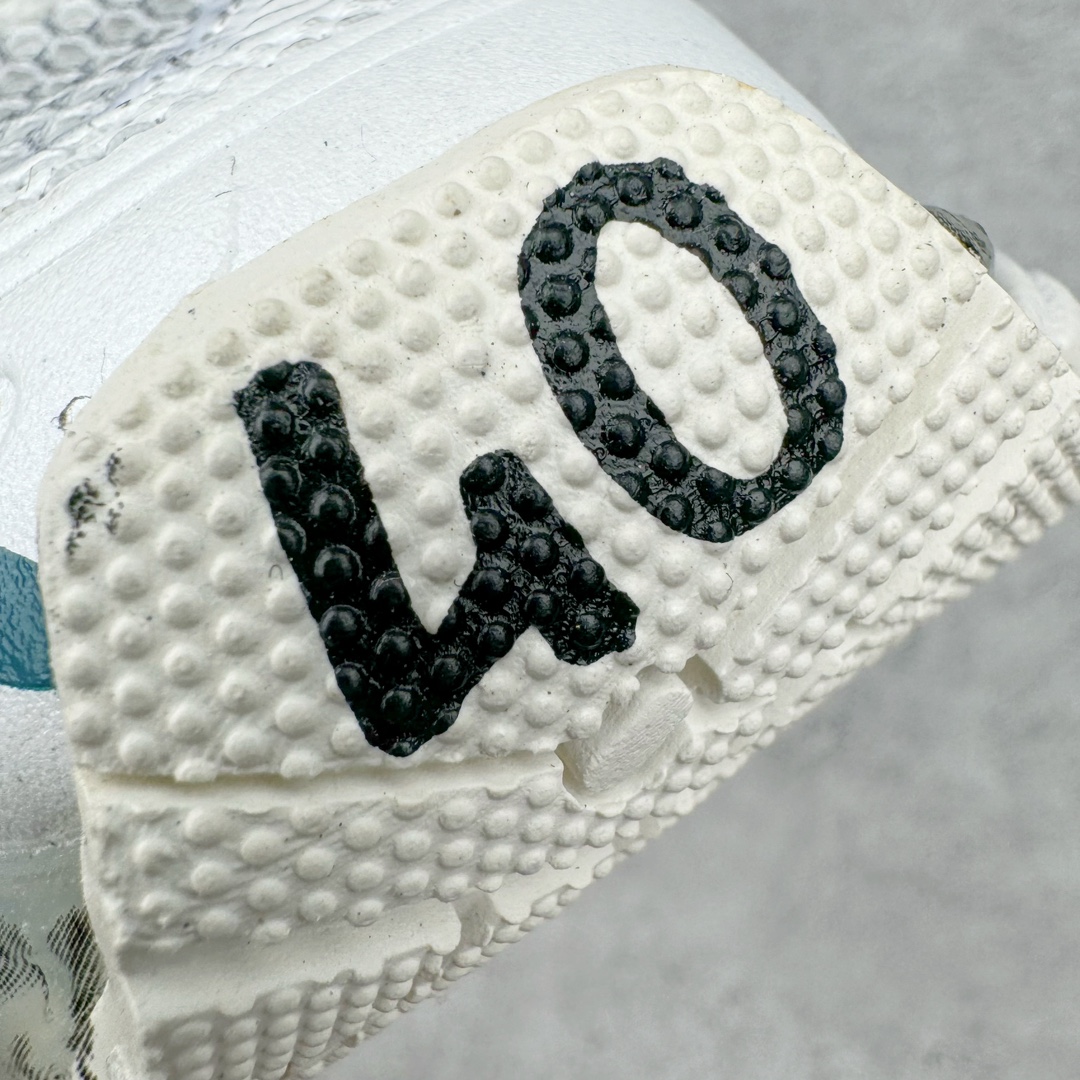 图片[13]-＃VG零售版 BALENCIAGA Runner Sneaker 巴黎世家七代慢跑系列低帮复古野跑潮流运动鞋老爹鞋 尼龙和网布材质 磨损效果 鞋头边缘印有尺码 背面浮印尺码 外侧印有跑者徽标 鞋舌刺绣 Balenciaga 品牌标识 鞋跟背面 Balenciaga品牌标识 材质采用65%聚氨酯、35%聚酯纤维 全新 Runner 鞋型轮廓借鉴于 2000 年初的复古线条 搭载大网眼面料制成鞋面基础，由粉色、白色尼龍与橡胶质地覆盖鞋面诠释线条感 当中透过几道手缝线与折损痕更是精准的掌握历经时间淬炼的破旧痕迹 延续其手法至鞋领、鞋跟、鞋带、中底等部分均饰有破损及脏污之貌 尤其是鞋领处与鞋带孔眼条更是采用不规则做旧技术将内容物泡棉随机露出 尺码：35 36 37 38 39 40 41 42 43 44 45 46-选品中心