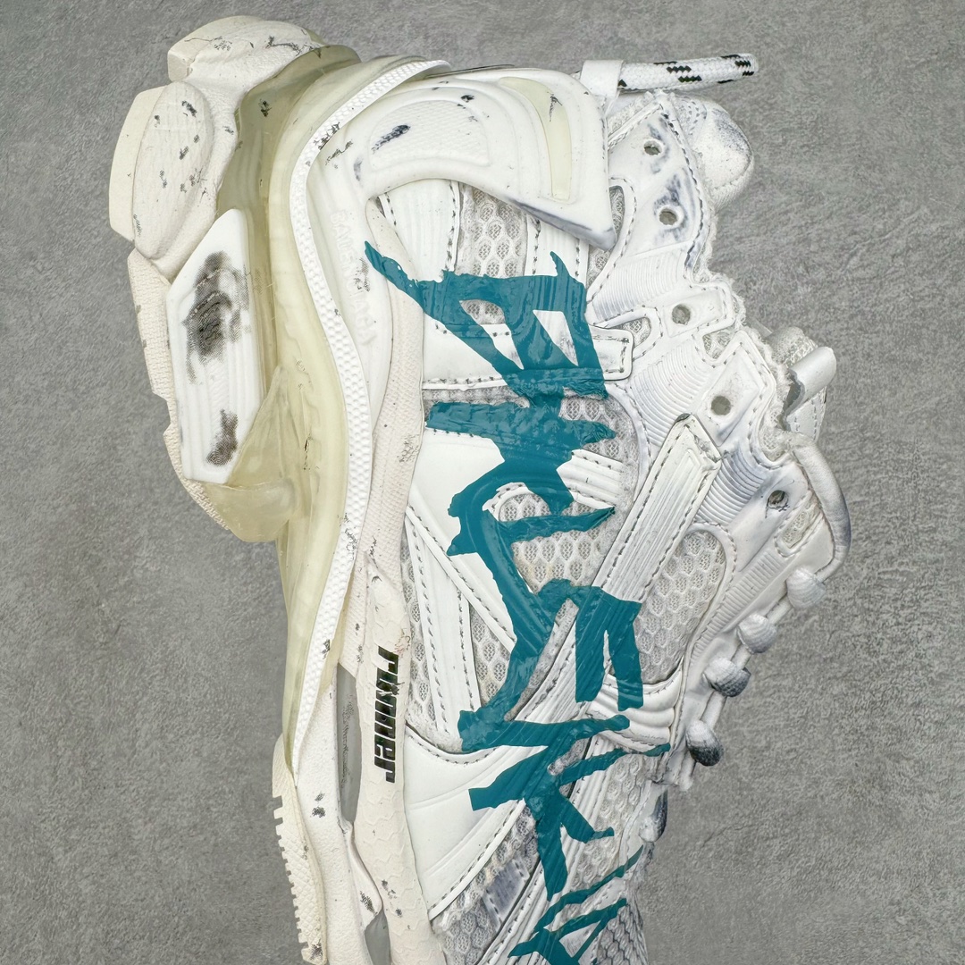 图片[6]-＃VG零售版 BALENCIAGA Runner Sneaker 巴黎世家七代慢跑系列低帮复古野跑潮流运动鞋老爹鞋 尼龙和网布材质 磨损效果 鞋头边缘印有尺码 背面浮印尺码 外侧印有跑者徽标 鞋舌刺绣 Balenciaga 品牌标识 鞋跟背面 Balenciaga品牌标识 材质采用65%聚氨酯、35%聚酯纤维 全新 Runner 鞋型轮廓借鉴于 2000 年初的复古线条 搭载大网眼面料制成鞋面基础，由粉色、白色尼龍与橡胶质地覆盖鞋面诠释线条感 当中透过几道手缝线与折损痕更是精准的掌握历经时间淬炼的破旧痕迹 延续其手法至鞋领、鞋跟、鞋带、中底等部分均饰有破损及脏污之貌 尤其是鞋领处与鞋带孔眼条更是采用不规则做旧技术将内容物泡棉随机露出 尺码：35 36 37 38 39 40 41 42 43 44 45 46-选品中心