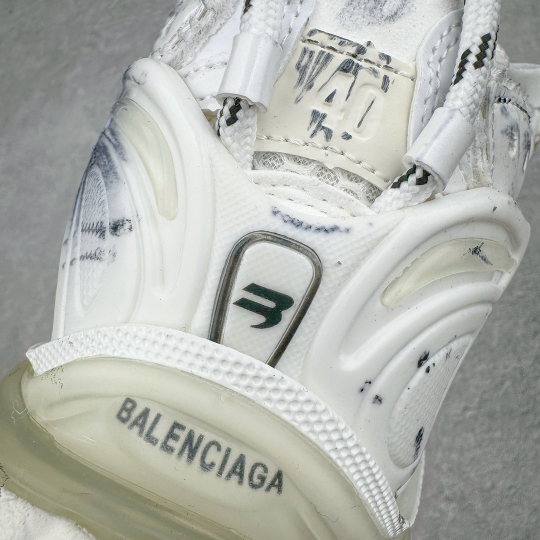 图片[11]-＃VG零售版 BALENCIAGA Runner Sneaker 巴黎世家七代慢跑系列低帮复古野跑潮流运动鞋老爹鞋 尼龙和网布材质 磨损效果 鞋头边缘印有尺码 背面浮印尺码 外侧印有跑者徽标 鞋舌刺绣 Balenciaga 品牌标识 鞋跟背面 Balenciaga品牌标识 材质采用65%聚氨酯、35%聚酯纤维 全新 Runner 鞋型轮廓借鉴于 2000 年初的复古线条 搭载大网眼面料制成鞋面基础，由粉色、白色尼龍与橡胶质地覆盖鞋面诠释线条感 当中透过几道手缝线与折损痕更是精准的掌握历经时间淬炼的破旧痕迹 延续其手法至鞋领、鞋跟、鞋带、中底等部分均饰有破损及脏污之貌 尤其是鞋领处与鞋带孔眼条更是采用不规则做旧技术将内容物泡棉随机露出 尺码：35 36 37 38 39 40 41 42 43 44 45 46-选品中心