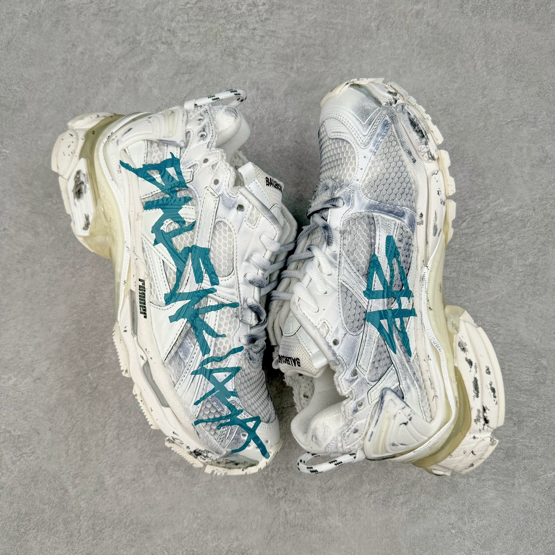 图片[3]-＃VG零售版 BALENCIAGA Runner Sneaker 巴黎世家七代慢跑系列低帮复古野跑潮流运动鞋老爹鞋 尼龙和网布材质 磨损效果 鞋头边缘印有尺码 背面浮印尺码 外侧印有跑者徽标 鞋舌刺绣 Balenciaga 品牌标识 鞋跟背面 Balenciaga品牌标识 材质采用65%聚氨酯、35%聚酯纤维 全新 Runner 鞋型轮廓借鉴于 2000 年初的复古线条 搭载大网眼面料制成鞋面基础，由粉色、白色尼龍与橡胶质地覆盖鞋面诠释线条感 当中透过几道手缝线与折损痕更是精准的掌握历经时间淬炼的破旧痕迹 延续其手法至鞋领、鞋跟、鞋带、中底等部分均饰有破损及脏污之貌 尤其是鞋领处与鞋带孔眼条更是采用不规则做旧技术将内容物泡棉随机露出 尺码：35 36 37 38 39 40 41 42 43 44 45 46-选品中心