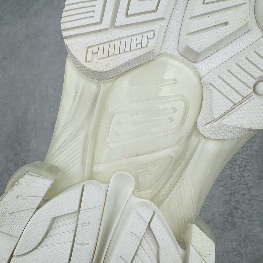 图片[17]-＃VG零售版 BALENCIAGA Runner Sneaker 巴黎世家七代慢跑系列低帮复古野跑潮流运动鞋老爹鞋 尼龙和网布材质 磨损效果 鞋头边缘印有尺码 背面浮印尺码 外侧印有跑者徽标 鞋舌刺绣 Balenciaga 品牌标识 鞋跟背面 Balenciaga品牌标识 材质采用65%聚氨酯、35%聚酯纤维 全新 Runner 鞋型轮廓借鉴于 2000 年初的复古线条 搭载大网眼面料制成鞋面基础，由粉色、白色尼龍与橡胶质地覆盖鞋面诠释线条感 当中透过几道手缝线与折损痕更是精准的掌握历经时间淬炼的破旧痕迹 延续其手法至鞋领、鞋跟、鞋带、中底等部分均饰有破损及脏污之貌 尤其是鞋领处与鞋带孔眼条更是采用不规则做旧技术将内容物泡棉随机露出 尺码：35 36 37 38 39 40 41 42 43 44 45 46-选品中心