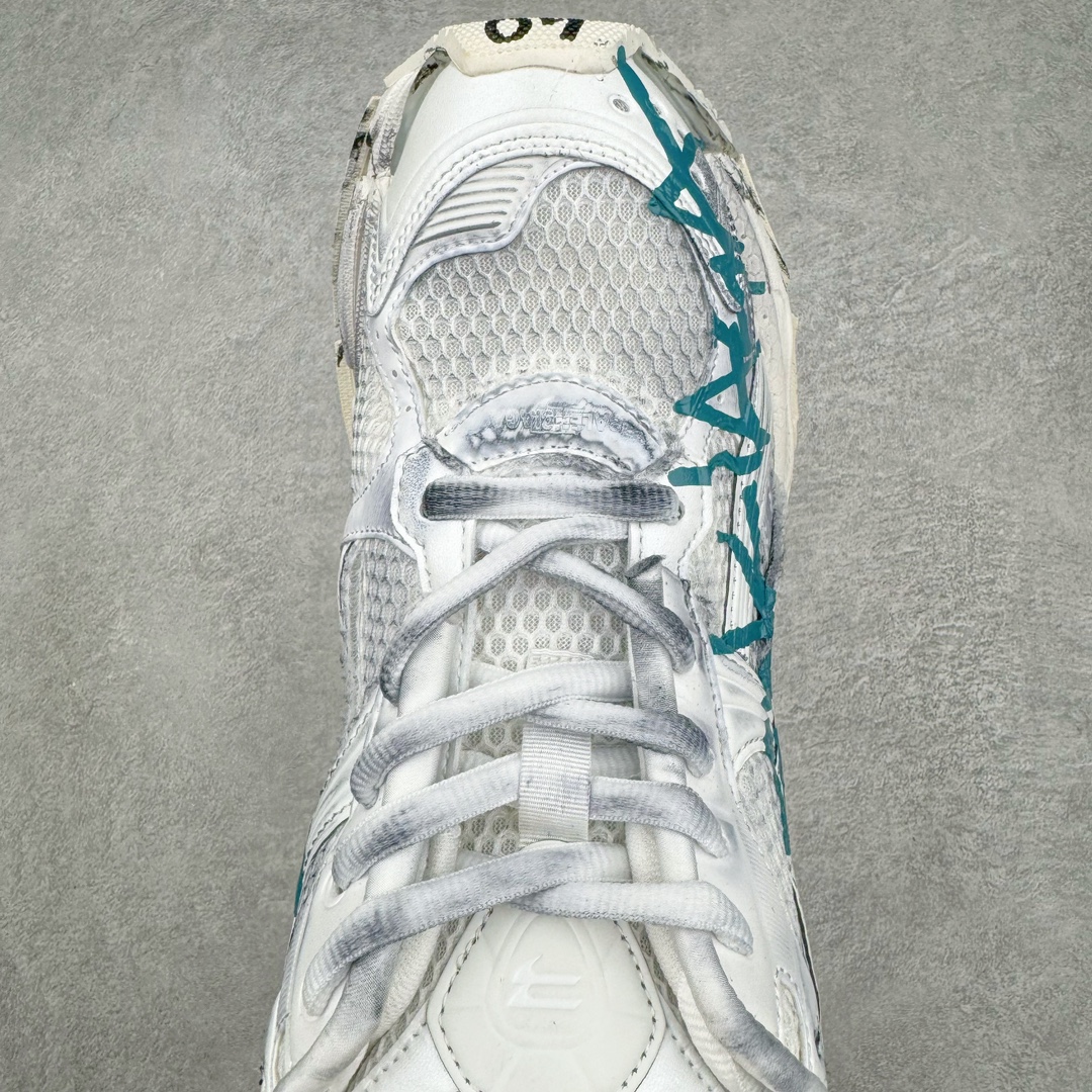 图片[4]-＃VG零售版 BALENCIAGA Runner Sneaker 巴黎世家七代慢跑系列低帮复古野跑潮流运动鞋老爹鞋 尼龙和网布材质 磨损效果 鞋头边缘印有尺码 背面浮印尺码 外侧印有跑者徽标 鞋舌刺绣 Balenciaga 品牌标识 鞋跟背面 Balenciaga品牌标识 材质采用65%聚氨酯、35%聚酯纤维 全新 Runner 鞋型轮廓借鉴于 2000 年初的复古线条 搭载大网眼面料制成鞋面基础，由粉色、白色尼龍与橡胶质地覆盖鞋面诠释线条感 当中透过几道手缝线与折损痕更是精准的掌握历经时间淬炼的破旧痕迹 延续其手法至鞋领、鞋跟、鞋带、中底等部分均饰有破损及脏污之貌 尤其是鞋领处与鞋带孔眼条更是采用不规则做旧技术将内容物泡棉随机露出 尺码：35 36 37 38 39 40 41 42 43 44 45 46-选品中心