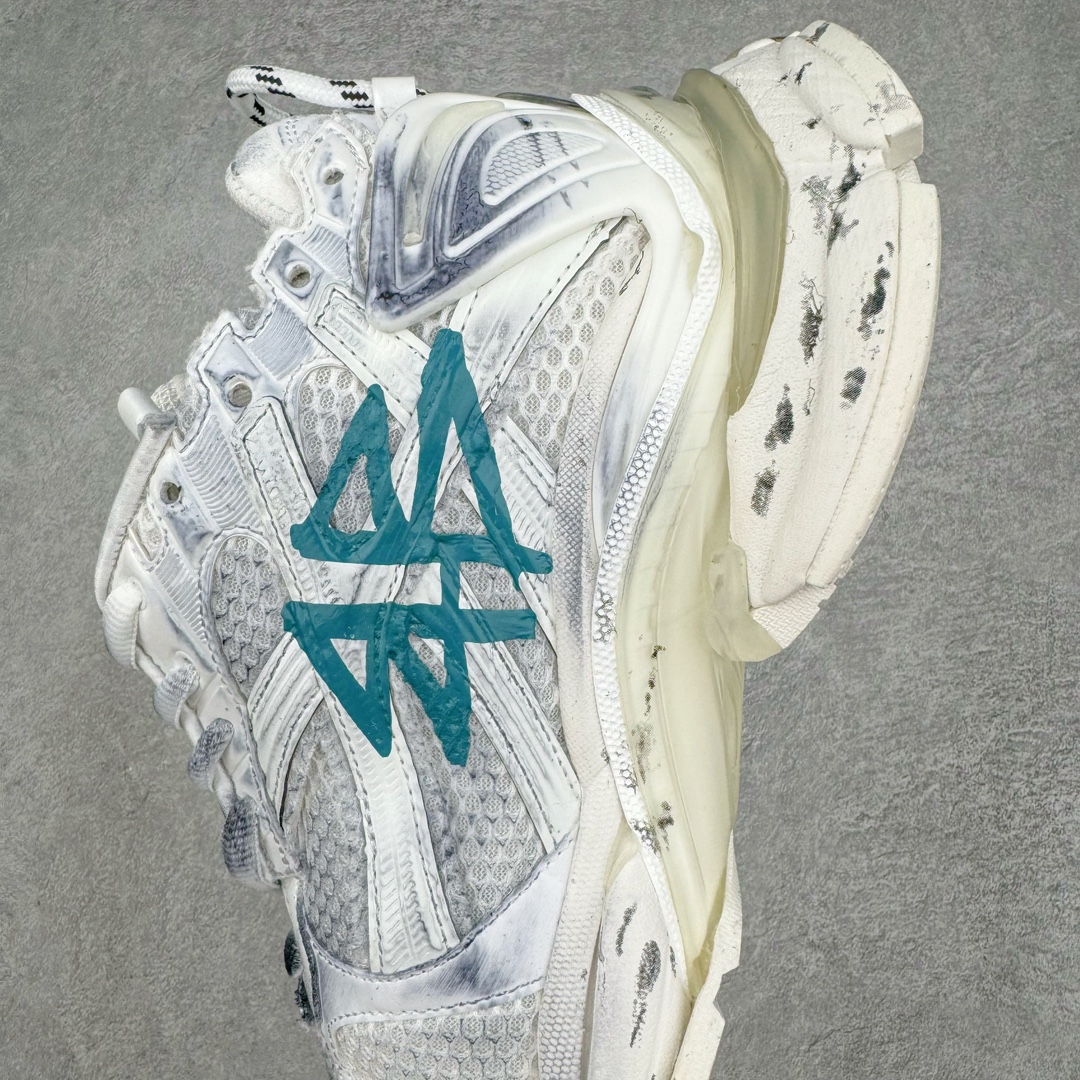 图片[7]-＃VG零售版 BALENCIAGA Runner Sneaker 巴黎世家七代慢跑系列低帮复古野跑潮流运动鞋老爹鞋 尼龙和网布材质 磨损效果 鞋头边缘印有尺码 背面浮印尺码 外侧印有跑者徽标 鞋舌刺绣 Balenciaga 品牌标识 鞋跟背面 Balenciaga品牌标识 材质采用65%聚氨酯、35%聚酯纤维 全新 Runner 鞋型轮廓借鉴于 2000 年初的复古线条 搭载大网眼面料制成鞋面基础，由粉色、白色尼龍与橡胶质地覆盖鞋面诠释线条感 当中透过几道手缝线与折损痕更是精准的掌握历经时间淬炼的破旧痕迹 延续其手法至鞋领、鞋跟、鞋带、中底等部分均饰有破损及脏污之貌 尤其是鞋领处与鞋带孔眼条更是采用不规则做旧技术将内容物泡棉随机露出 尺码：35 36 37 38 39 40 41 42 43 44 45 46-选品中心