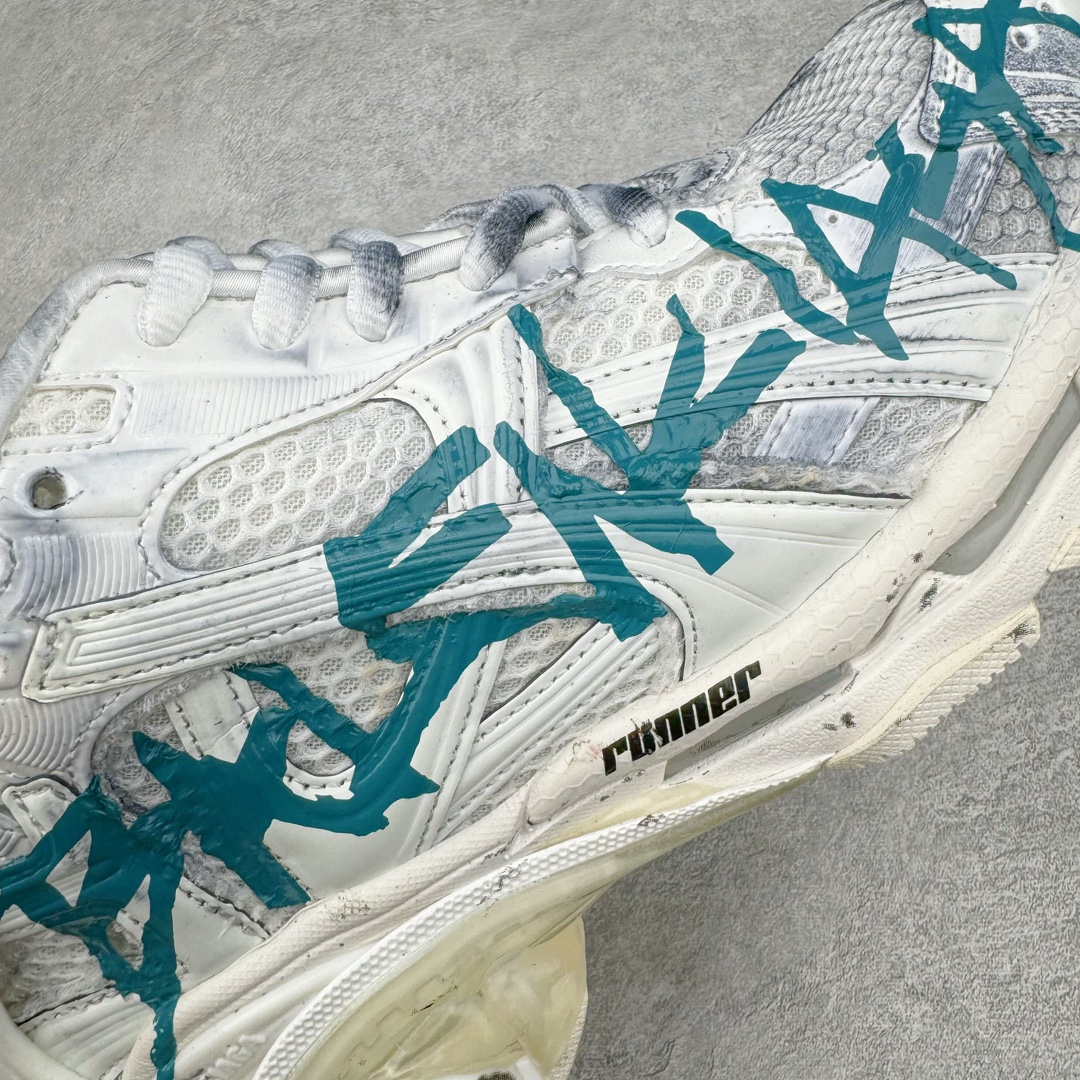 图片[15]-＃VG零售版 BALENCIAGA Runner Sneaker 巴黎世家七代慢跑系列低帮复古野跑潮流运动鞋老爹鞋 尼龙和网布材质 磨损效果 鞋头边缘印有尺码 背面浮印尺码 外侧印有跑者徽标 鞋舌刺绣 Balenciaga 品牌标识 鞋跟背面 Balenciaga品牌标识 材质采用65%聚氨酯、35%聚酯纤维 全新 Runner 鞋型轮廓借鉴于 2000 年初的复古线条 搭载大网眼面料制成鞋面基础，由粉色、白色尼龍与橡胶质地覆盖鞋面诠释线条感 当中透过几道手缝线与折损痕更是精准的掌握历经时间淬炼的破旧痕迹 延续其手法至鞋领、鞋跟、鞋带、中底等部分均饰有破损及脏污之貌 尤其是鞋领处与鞋带孔眼条更是采用不规则做旧技术将内容物泡棉随机露出 尺码：35 36 37 38 39 40 41 42 43 44 45 46-选品中心