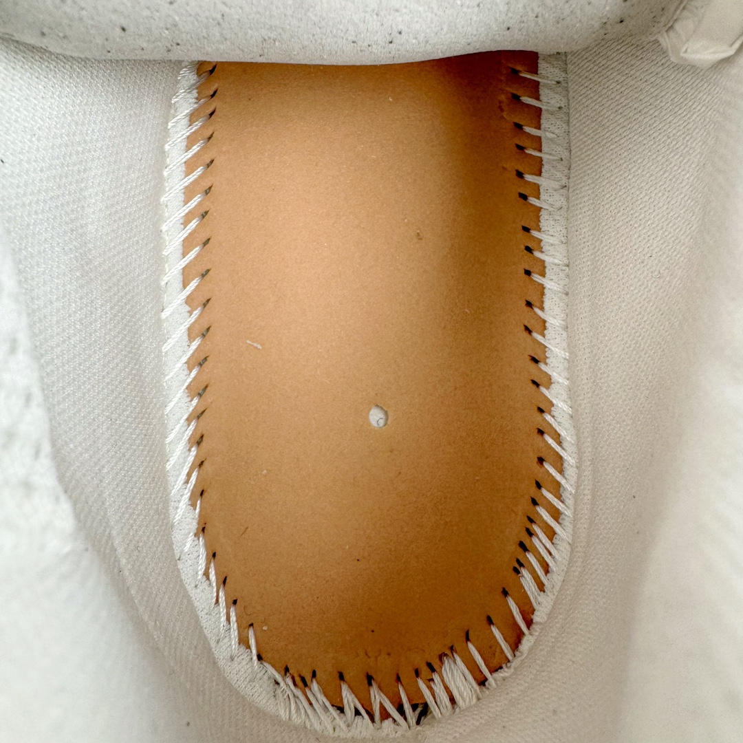 图片[19]-＃VG零售版 BALENCIAGA Runner Sneaker 巴黎世家七代慢跑系列低帮复古野跑潮流运动鞋老爹鞋 尼龙和网布材质 磨损效果 鞋头边缘印有尺码 背面浮印尺码 外侧印有跑者徽标 鞋舌刺绣 Balenciaga 品牌标识 鞋跟背面 Balenciaga品牌标识 材质采用65%聚氨酯、35%聚酯纤维 全新 Runner 鞋型轮廓借鉴于 2000 年初的复古线条 搭载大网眼面料制成鞋面基础，由粉色、白色尼龍与橡胶质地覆盖鞋面诠释线条感 当中透过几道手缝线与折损痕更是精准的掌握历经时间淬炼的破旧痕迹 延续其手法至鞋领、鞋跟、鞋带、中底等部分均饰有破损及脏污之貌 尤其是鞋领处与鞋带孔眼条更是采用不规则做旧技术将内容物泡棉随机露出 尺码：35 36 37 38 39 40 41 42 43 44 45 46-选品中心