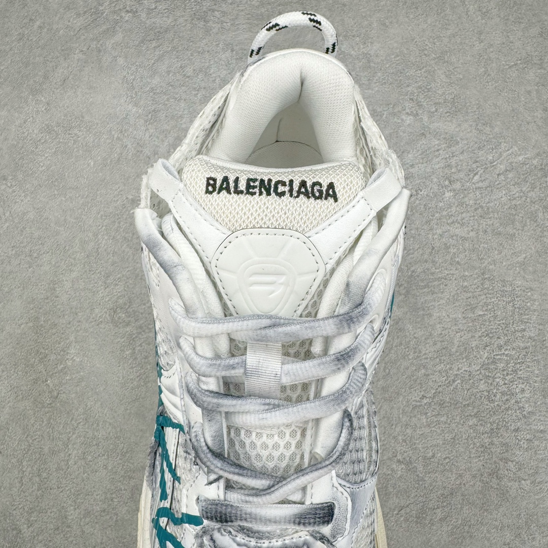 图片[5]-＃VG零售版 BALENCIAGA Runner Sneaker 巴黎世家七代慢跑系列低帮复古野跑潮流运动鞋老爹鞋 尼龙和网布材质 磨损效果 鞋头边缘印有尺码 背面浮印尺码 外侧印有跑者徽标 鞋舌刺绣 Balenciaga 品牌标识 鞋跟背面 Balenciaga品牌标识 材质采用65%聚氨酯、35%聚酯纤维 全新 Runner 鞋型轮廓借鉴于 2000 年初的复古线条 搭载大网眼面料制成鞋面基础，由粉色、白色尼龍与橡胶质地覆盖鞋面诠释线条感 当中透过几道手缝线与折损痕更是精准的掌握历经时间淬炼的破旧痕迹 延续其手法至鞋领、鞋跟、鞋带、中底等部分均饰有破损及脏污之貌 尤其是鞋领处与鞋带孔眼条更是采用不规则做旧技术将内容物泡棉随机露出 尺码：35 36 37 38 39 40 41 42 43 44 45 46-选品中心