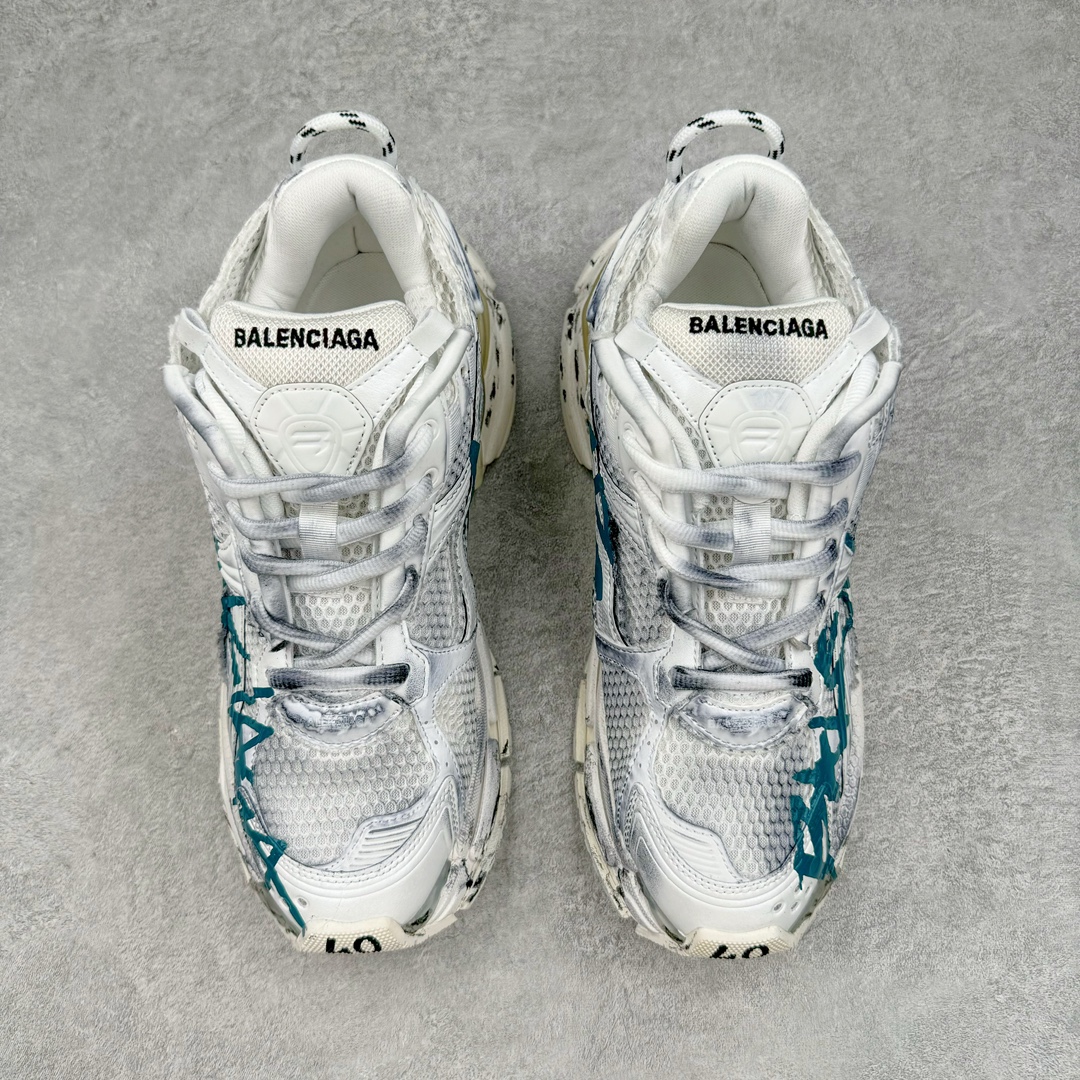 图片[2]-＃VG零售版 BALENCIAGA Runner Sneaker 巴黎世家七代慢跑系列低帮复古野跑潮流运动鞋老爹鞋 尼龙和网布材质 磨损效果 鞋头边缘印有尺码 背面浮印尺码 外侧印有跑者徽标 鞋舌刺绣 Balenciaga 品牌标识 鞋跟背面 Balenciaga品牌标识 材质采用65%聚氨酯、35%聚酯纤维 全新 Runner 鞋型轮廓借鉴于 2000 年初的复古线条 搭载大网眼面料制成鞋面基础，由粉色、白色尼龍与橡胶质地覆盖鞋面诠释线条感 当中透过几道手缝线与折损痕更是精准的掌握历经时间淬炼的破旧痕迹 延续其手法至鞋领、鞋跟、鞋带、中底等部分均饰有破损及脏污之貌 尤其是鞋领处与鞋带孔眼条更是采用不规则做旧技术将内容物泡棉随机露出 尺码：35 36 37 38 39 40 41 42 43 44 45 46-选品中心
