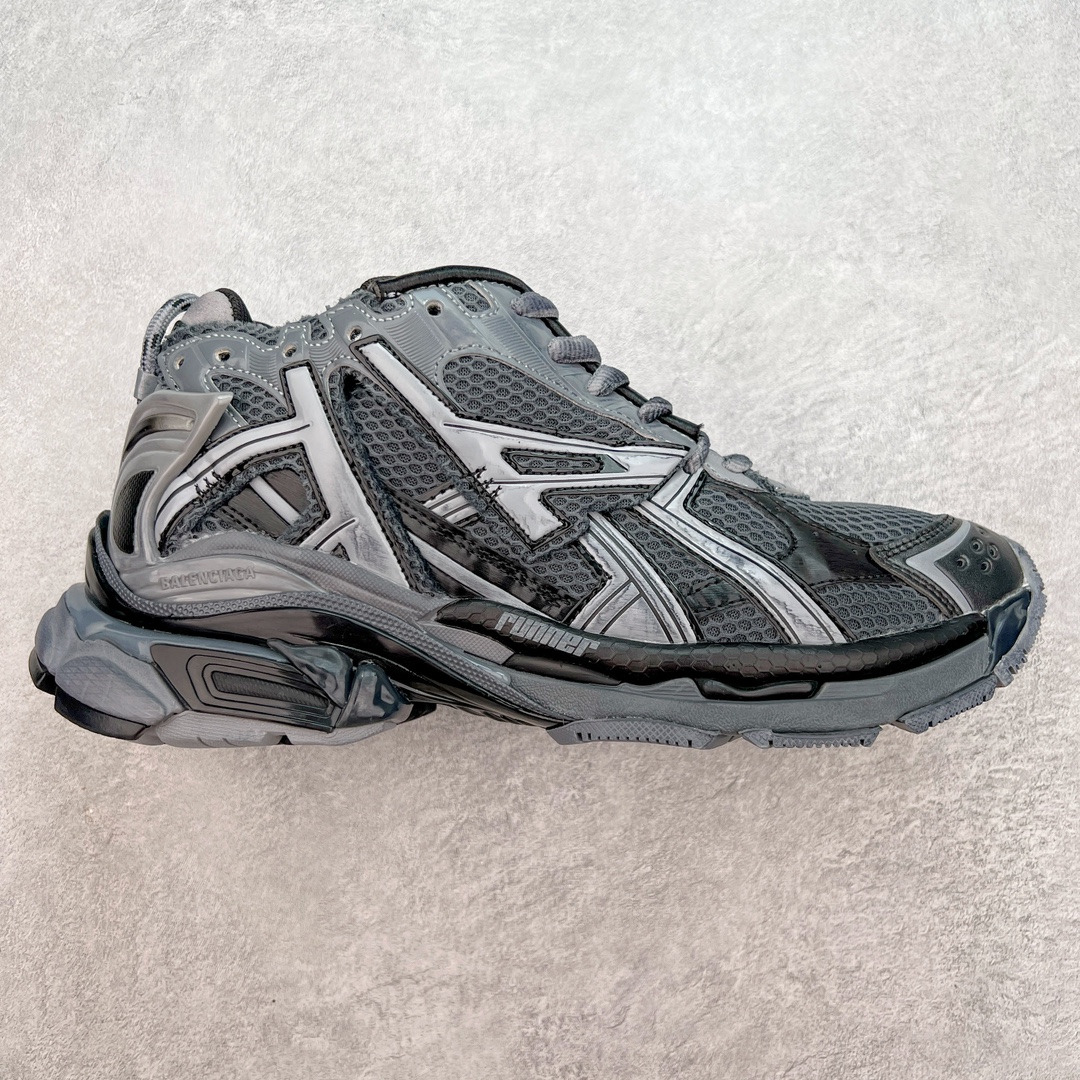 ＃纯原 BALENCIAGA Runner Sneaker 巴黎世家七代慢跑系列低帮复古野跑潮流运动鞋老爹鞋 尼龙和网布材质 磨损效果 鞋头边缘印有尺码 背面浮印尺码 外侧印有跑者徽标 鞋舌刺绣 Balenciaga 品牌标识 鞋跟背面 Balenciaga品牌标识 材质采用65%聚氨酯、35%聚酯纤维 全新 Runner 鞋型轮廓借鉴于 2000 年初的复古线条 搭载大网眼面料制成鞋面基础，由粉色、白色尼龍与橡胶质地覆盖鞋面诠释线条感 当中透过几道手缝线与折损痕更是精准的掌握历经时间淬炼的破旧痕迹 延续其手法至鞋领、鞋跟、鞋带、中底等部分均饰有破损及脏污之貌 尤其是鞋领处与鞋带孔眼条更是采用不规则做旧技术将内容物泡棉随机露出 尺码：35 36 37 38 39 40 41 42 43 44 45 46-选品中心
