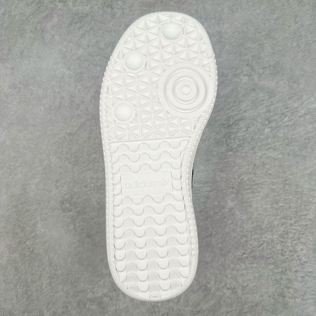 图片[9]-AD Samba XLG 桑巴舞加大厚底版系列德训风百搭松糕休闲运动板鞋生胶底 JH9226 自Originals Samba成功借势Blokecore风潮一跃成为街头巷尾的焦点鞋款后,不论是围绕Samba本身打造的各式「变种版本」,还是以Samba为蓝本打造联名鞋款,都成为了时尚潮流人士日常穿搭首选。Samba XLG是adidas Originals不断扩展XLG系列的一部分,旨在与年轻文化相契合,迎合那些希望通过个性时尚表达自我而不愿牺牲舒适度的年轻群体。街头时尚领域的Gen Z特别偏爱宽松的穿着风格。Samba XLG针对这一点做了创新。它在延续Samba OG经典设计的基础上,迎合年轻群体的穿着习惯,重塑为宽大的鞋身比例轮廓以及加厚中底,让消费者轻松展示自己独特的风格。全新的Samba XLG系列不仅迎合了当下年轻群体的穿搭习惯,加宽了鞋身比例以及将中底进一步增厚,在视觉比例上更加饱满,同时还保留了经典Samba的细节,这样一来,鞋迷朋友在穿搭上不仅能更加个性化,而且还能延续一定的复古感受。尺码：36 36⅔ 37⅓ 38 38⅔ 39⅓ 40 40⅔ 41⅓ 42 42⅔ 43⅓ 44 45-选品中心