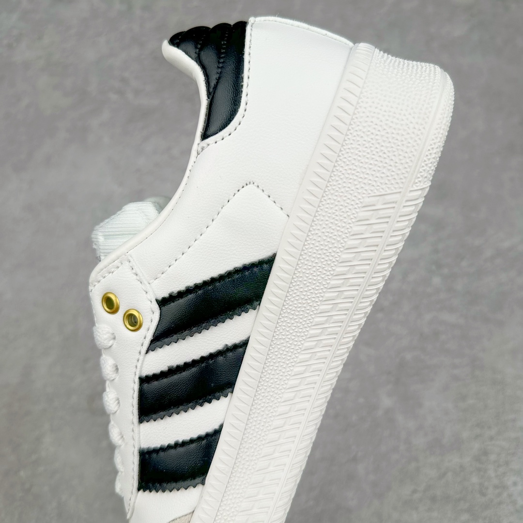 图片[7]-AD Samba XLG 桑巴舞加大厚底版系列德训风百搭松糕休闲运动板鞋生胶底 JH9226 自Originals Samba成功借势Blokecore风潮一跃成为街头巷尾的焦点鞋款后,不论是围绕Samba本身打造的各式「变种版本」,还是以Samba为蓝本打造联名鞋款,都成为了时尚潮流人士日常穿搭首选。Samba XLG是adidas Originals不断扩展XLG系列的一部分,旨在与年轻文化相契合,迎合那些希望通过个性时尚表达自我而不愿牺牲舒适度的年轻群体。街头时尚领域的Gen Z特别偏爱宽松的穿着风格。Samba XLG针对这一点做了创新。它在延续Samba OG经典设计的基础上,迎合年轻群体的穿着习惯,重塑为宽大的鞋身比例轮廓以及加厚中底,让消费者轻松展示自己独特的风格。全新的Samba XLG系列不仅迎合了当下年轻群体的穿搭习惯,加宽了鞋身比例以及将中底进一步增厚,在视觉比例上更加饱满,同时还保留了经典Samba的细节,这样一来,鞋迷朋友在穿搭上不仅能更加个性化,而且还能延续一定的复古感受。尺码：36 36⅔ 37⅓ 38 38⅔ 39⅓ 40 40⅔ 41⅓ 42 42⅔ 43⅓ 44 45-选品中心