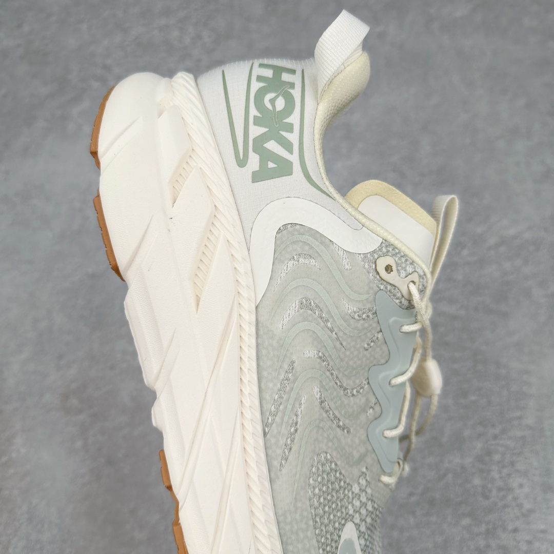 图片[6]-Satisfy x HOKA ONE ONE 百搭简约防滑耐磨低帮跑步鞋 联名配色 球鞋继承了HOKA的经典越野鞋型MAFATE SPEED 4的设计，更在此基础上进行了创新和提升，使得它既适合户外越野跑，又充满了时尚潮流的元素。它的半透明鞋面设计，不仅让鞋身看起来更加轻便，而且提供了良好的透气性。而保护性的防撕裂尼龙面料，则确保了在复杂地形中的耐用性。这样的设计，让人在享受奔跑的同时，也能感受到鞋底带来的舒适。双层ProFly™中底的使用，是这款鞋的另一个亮点。这种中底材质，提供了卓越的缓震性能，无论是在崎岖的山路上，还是在平坦的道路上，都能给跑者带来稳定的支撑。而VIBRAM MEGAGRIP®及LITEBASE®大底的搭载，更是让这款鞋在保持高抓地力的同时，减轻了鞋底的重量，使得每一步跑动都轻盈如飞。尺码：36 36.5 37.5 38 38.5 39 40 40.5 41 42 42.5 43 44 44.5 45 46-选品中心