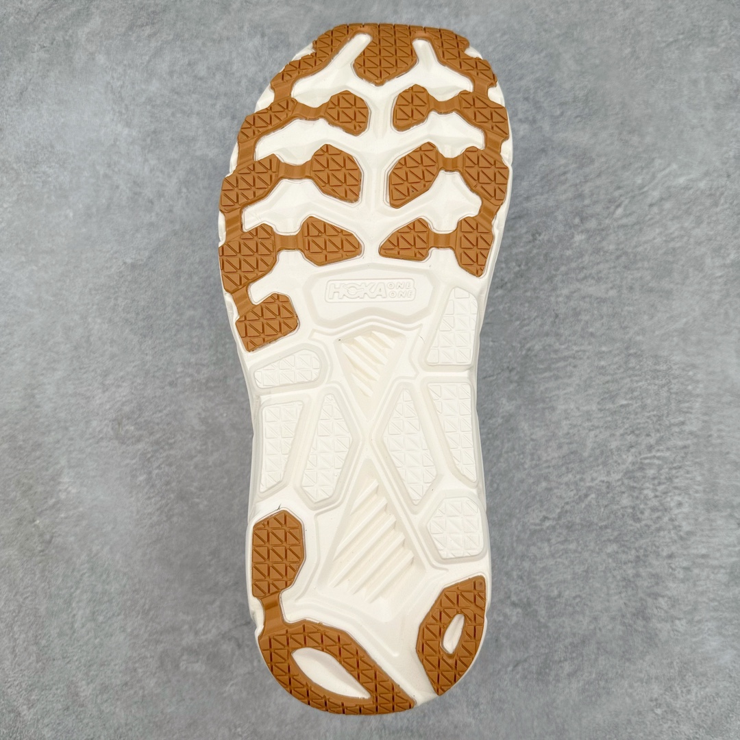 图片[9]-Satisfy x HOKA ONE ONE 百搭简约防滑耐磨低帮跑步鞋 联名配色 球鞋继承了HOKA的经典越野鞋型MAFATE SPEED 4的设计，更在此基础上进行了创新和提升，使得它既适合户外越野跑，又充满了时尚潮流的元素。它的半透明鞋面设计，不仅让鞋身看起来更加轻便，而且提供了良好的透气性。而保护性的防撕裂尼龙面料，则确保了在复杂地形中的耐用性。这样的设计，让人在享受奔跑的同时，也能感受到鞋底带来的舒适。双层ProFly™中底的使用，是这款鞋的另一个亮点。这种中底材质，提供了卓越的缓震性能，无论是在崎岖的山路上，还是在平坦的道路上，都能给跑者带来稳定的支撑。而VIBRAM MEGAGRIP®及LITEBASE®大底的搭载，更是让这款鞋在保持高抓地力的同时，减轻了鞋底的重量，使得每一步跑动都轻盈如飞。尺码：36 36.5 37.5 38 38.5 39 40 40.5 41 42 42.5 43 44 44.5 45 46-选品中心