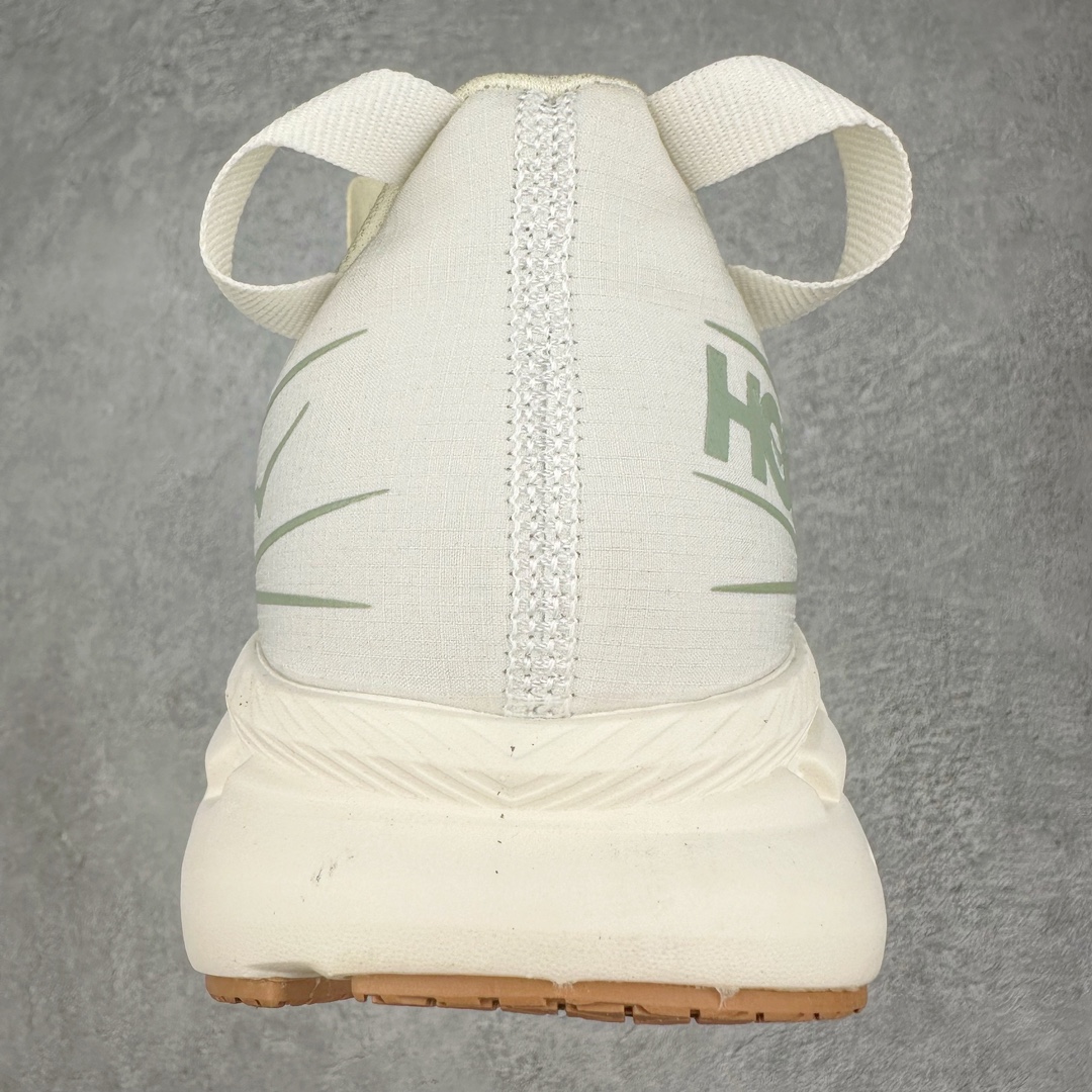 图片[8]-Satisfy x HOKA ONE ONE 百搭简约防滑耐磨低帮跑步鞋 联名配色 球鞋继承了HOKA的经典越野鞋型MAFATE SPEED 4的设计，更在此基础上进行了创新和提升，使得它既适合户外越野跑，又充满了时尚潮流的元素。它的半透明鞋面设计，不仅让鞋身看起来更加轻便，而且提供了良好的透气性。而保护性的防撕裂尼龙面料，则确保了在复杂地形中的耐用性。这样的设计，让人在享受奔跑的同时，也能感受到鞋底带来的舒适。双层ProFly™中底的使用，是这款鞋的另一个亮点。这种中底材质，提供了卓越的缓震性能，无论是在崎岖的山路上，还是在平坦的道路上，都能给跑者带来稳定的支撑。而VIBRAM MEGAGRIP®及LITEBASE®大底的搭载，更是让这款鞋在保持高抓地力的同时，减轻了鞋底的重量，使得每一步跑动都轻盈如飞。尺码：36 36.5 37.5 38 38.5 39 40 40.5 41 42 42.5 43 44 44.5 45 46-选品中心