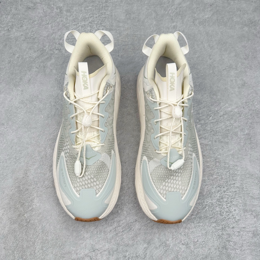 图片[2]-Satisfy x HOKA ONE ONE 百搭简约防滑耐磨低帮跑步鞋 联名配色 球鞋继承了HOKA的经典越野鞋型MAFATE SPEED 4的设计，更在此基础上进行了创新和提升，使得它既适合户外越野跑，又充满了时尚潮流的元素。它的半透明鞋面设计，不仅让鞋身看起来更加轻便，而且提供了良好的透气性。而保护性的防撕裂尼龙面料，则确保了在复杂地形中的耐用性。这样的设计，让人在享受奔跑的同时，也能感受到鞋底带来的舒适。双层ProFly™中底的使用，是这款鞋的另一个亮点。这种中底材质，提供了卓越的缓震性能，无论是在崎岖的山路上，还是在平坦的道路上，都能给跑者带来稳定的支撑。而VIBRAM MEGAGRIP®及LITEBASE®大底的搭载，更是让这款鞋在保持高抓地力的同时，减轻了鞋底的重量，使得每一步跑动都轻盈如飞。尺码：36 36.5 37.5 38 38.5 39 40 40.5 41 42 42.5 43 44 44.5 45 46-选品中心