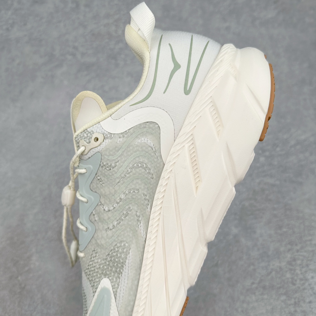 图片[7]-Satisfy x HOKA ONE ONE 百搭简约防滑耐磨低帮跑步鞋 联名配色 球鞋继承了HOKA的经典越野鞋型MAFATE SPEED 4的设计，更在此基础上进行了创新和提升，使得它既适合户外越野跑，又充满了时尚潮流的元素。它的半透明鞋面设计，不仅让鞋身看起来更加轻便，而且提供了良好的透气性。而保护性的防撕裂尼龙面料，则确保了在复杂地形中的耐用性。这样的设计，让人在享受奔跑的同时，也能感受到鞋底带来的舒适。双层ProFly™中底的使用，是这款鞋的另一个亮点。这种中底材质，提供了卓越的缓震性能，无论是在崎岖的山路上，还是在平坦的道路上，都能给跑者带来稳定的支撑。而VIBRAM MEGAGRIP®及LITEBASE®大底的搭载，更是让这款鞋在保持高抓地力的同时，减轻了鞋底的重量，使得每一步跑动都轻盈如飞。尺码：36 36.5 37.5 38 38.5 39 40 40.5 41 42 42.5 43 44 44.5 45 46-选品中心