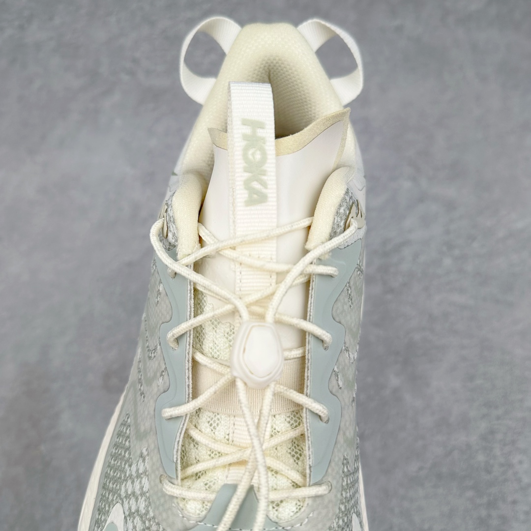 图片[5]-Satisfy x HOKA ONE ONE 百搭简约防滑耐磨低帮跑步鞋 联名配色 球鞋继承了HOKA的经典越野鞋型MAFATE SPEED 4的设计，更在此基础上进行了创新和提升，使得它既适合户外越野跑，又充满了时尚潮流的元素。它的半透明鞋面设计，不仅让鞋身看起来更加轻便，而且提供了良好的透气性。而保护性的防撕裂尼龙面料，则确保了在复杂地形中的耐用性。这样的设计，让人在享受奔跑的同时，也能感受到鞋底带来的舒适。双层ProFly™中底的使用，是这款鞋的另一个亮点。这种中底材质，提供了卓越的缓震性能，无论是在崎岖的山路上，还是在平坦的道路上，都能给跑者带来稳定的支撑。而VIBRAM MEGAGRIP®及LITEBASE®大底的搭载，更是让这款鞋在保持高抓地力的同时，减轻了鞋底的重量，使得每一步跑动都轻盈如飞。尺码：36 36.5 37.5 38 38.5 39 40 40.5 41 42 42.5 43 44 44.5 45 46-选品中心