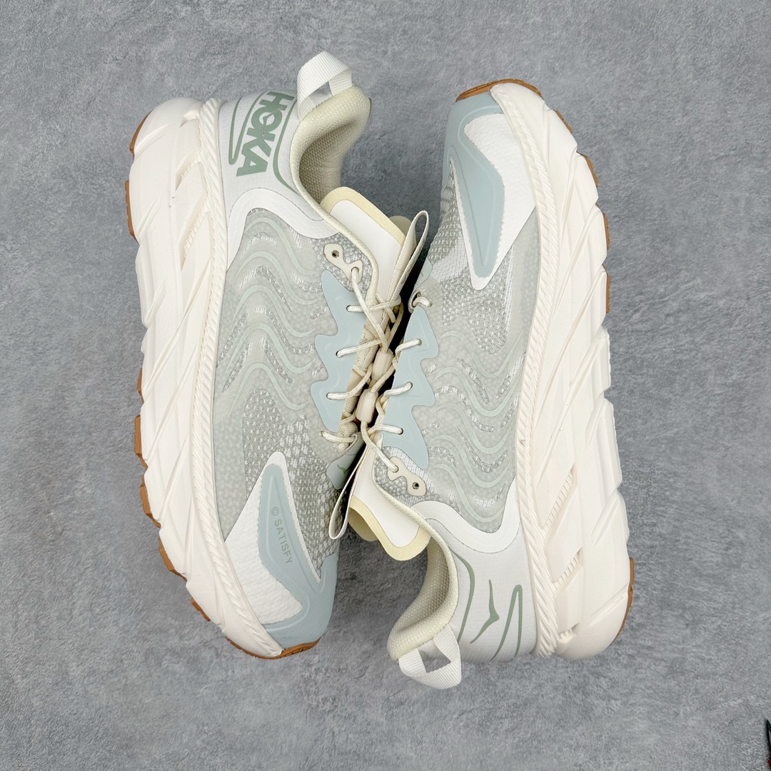 图片[3]-Satisfy x HOKA ONE ONE 百搭简约防滑耐磨低帮跑步鞋 联名配色 球鞋继承了HOKA的经典越野鞋型MAFATE SPEED 4的设计，更在此基础上进行了创新和提升，使得它既适合户外越野跑，又充满了时尚潮流的元素。它的半透明鞋面设计，不仅让鞋身看起来更加轻便，而且提供了良好的透气性。而保护性的防撕裂尼龙面料，则确保了在复杂地形中的耐用性。这样的设计，让人在享受奔跑的同时，也能感受到鞋底带来的舒适。双层ProFly™中底的使用，是这款鞋的另一个亮点。这种中底材质，提供了卓越的缓震性能，无论是在崎岖的山路上，还是在平坦的道路上，都能给跑者带来稳定的支撑。而VIBRAM MEGAGRIP®及LITEBASE®大底的搭载，更是让这款鞋在保持高抓地力的同时，减轻了鞋底的重量，使得每一步跑动都轻盈如飞。尺码：36 36.5 37.5 38 38.5 39 40 40.5 41 42 42.5 43 44 44.5 45 46-选品中心