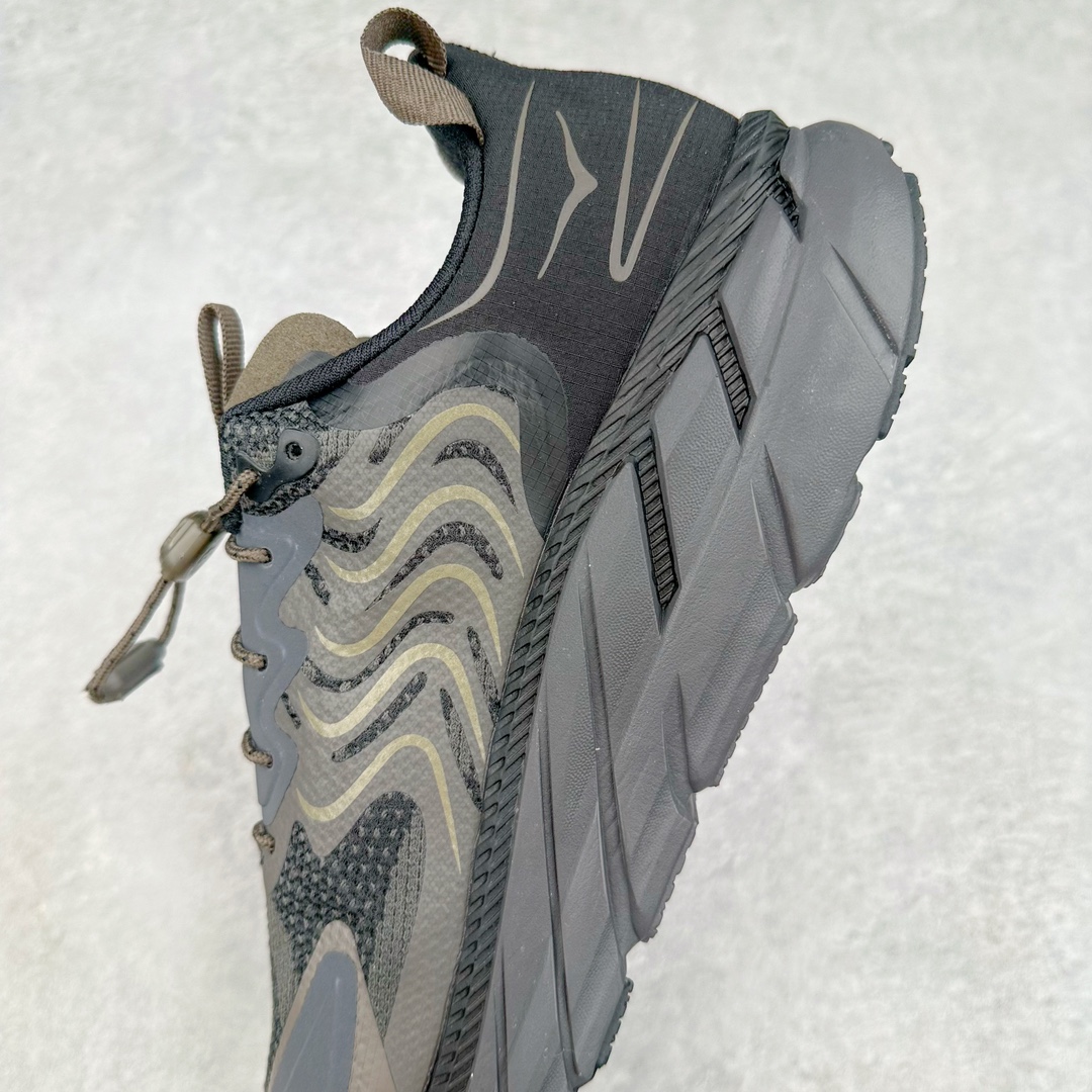 图片[7]-Satisfy x HOKA ONE ONE 百搭简约防滑耐磨低帮跑步鞋 联名配色 球鞋继承了HOKA的经典越野鞋型MAFATE SPEED 4的设计，更在此基础上进行了创新和提升，使得它既适合户外越野跑，又充满了时尚潮流的元素。它的半透明鞋面设计，不仅让鞋身看起来更加轻便，而且提供了良好的透气性。而保护性的防撕裂尼龙面料，则确保了在复杂地形中的耐用性。这样的设计，让人在享受奔跑的同时，也能感受到鞋底带来的舒适。双层ProFly™中底的使用，是这款鞋的另一个亮点。这种中底材质，提供了卓越的缓震性能，无论是在崎岖的山路上，还是在平坦的道路上，都能给跑者带来稳定的支撑。而VIBRAM MEGAGRIP®及LITEBASE®大底的搭载，更是让这款鞋在保持高抓地力的同时，减轻了鞋底的重量，使得每一步跑动都轻盈如飞。尺码：36 36.5 37.5 38 38.5 39 40 40.5 41 42 42.5 43 44 44.5 45 46-选品中心