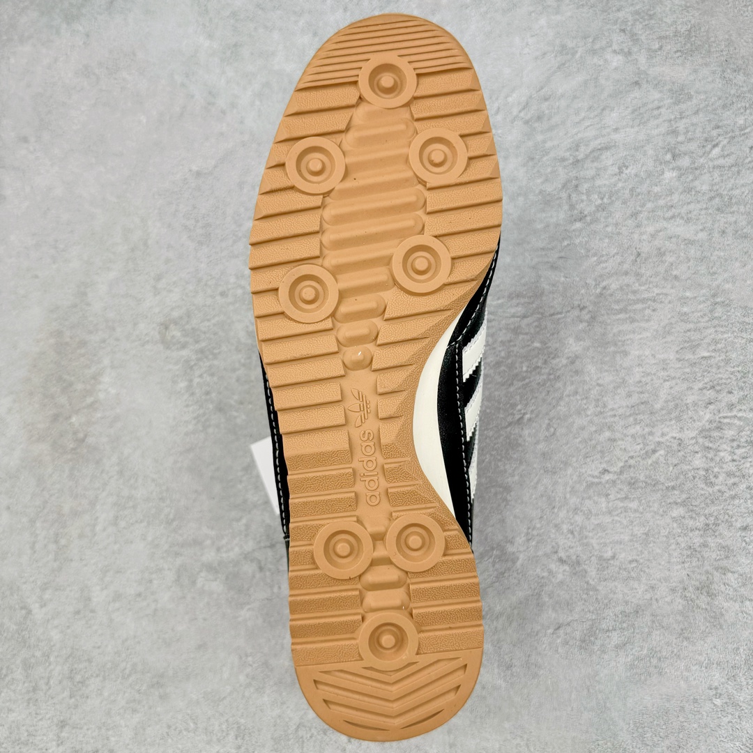 图片[9]-＃MF AD Wmns SL72 OG 系列德训足球风百搭低帮休闲运动板鞋 JH3968 Originals推出复古「T头鞋」造型的SL72鞋款复刻，有男女两款可选。男生款为SL72RS，鞋型挺立饱满，鞋底增加高度，采用麂皮与布面制作，符合复古氛围；女生款为SL72OGW，致敬经典款式，鞋身纤细，还原70年代设计，以绿色呈现，点缀金色细节。多款配色可选。「T 头鞋」这两年有多火大家见到了吧？明星、穿搭博主几乎人手一双，凭借复古味的外观，以及亲民的价格，同样成为了不少球鞋玩家日常上脚首选。近日 adidas Originals 将有「T 头鞋」造型的诞生于 1972 年的 SL72 鞋款复刻带回，各位买鞋又有新选择了。1972 年 SL72 问世后，引领了后来阿迪达斯的跑鞋发展方向，其中「SL」代表了 Super Light，彰显了产品轻便的特性。1972 年 SL72 问世后，引领了后来阿迪达斯的跑鞋发展方向，其中「SL」代表了 Super Light，彰显了产品轻便的特性。这次 adidas Originals 延续其轻质经典的基因，带来男女两款 SL72。男生款带来 SL72 RS 鞋型，RS 意为 Reshaped（重塑），鞋款在保留了经典的外观基础上，在尼龙材质里增加了填充物，使鞋型更加挺立和饱满，鞋头则更加圆润，鞋底的 EVA 材质则增加了鞋款的高度。女生款则带来 SL72 OG W 鞋型，OG 顾名思义则是致敬经典款式，相较于 RS（Reshaped）鞋款，鞋身更加纤细，其整体鞋身轮廓、线条、细节、材质上尊崇 70 年代 SL72 的设计，还原经典味道。尺码：36 36⅔ 37⅓ 38 38⅔ 39⅓ 40 40⅔ 41⅓ 42 42⅔ 43⅓ 44 44⅔ 45-选品中心