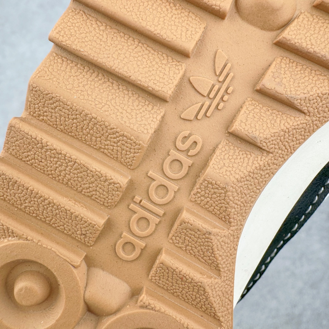 图片[10]-＃MF AD Wmns SL72 OG 系列德训足球风百搭低帮休闲运动板鞋 JH3968 Originals推出复古「T头鞋」造型的SL72鞋款复刻，有男女两款可选。男生款为SL72RS，鞋型挺立饱满，鞋底增加高度，采用麂皮与布面制作，符合复古氛围；女生款为SL72OGW，致敬经典款式，鞋身纤细，还原70年代设计，以绿色呈现，点缀金色细节。多款配色可选。「T 头鞋」这两年有多火大家见到了吧？明星、穿搭博主几乎人手一双，凭借复古味的外观，以及亲民的价格，同样成为了不少球鞋玩家日常上脚首选。近日 adidas Originals 将有「T 头鞋」造型的诞生于 1972 年的 SL72 鞋款复刻带回，各位买鞋又有新选择了。1972 年 SL72 问世后，引领了后来阿迪达斯的跑鞋发展方向，其中「SL」代表了 Super Light，彰显了产品轻便的特性。1972 年 SL72 问世后，引领了后来阿迪达斯的跑鞋发展方向，其中「SL」代表了 Super Light，彰显了产品轻便的特性。这次 adidas Originals 延续其轻质经典的基因，带来男女两款 SL72。男生款带来 SL72 RS 鞋型，RS 意为 Reshaped（重塑），鞋款在保留了经典的外观基础上，在尼龙材质里增加了填充物，使鞋型更加挺立和饱满，鞋头则更加圆润，鞋底的 EVA 材质则增加了鞋款的高度。女生款则带来 SL72 OG W 鞋型，OG 顾名思义则是致敬经典款式，相较于 RS（Reshaped）鞋款，鞋身更加纤细，其整体鞋身轮廓、线条、细节、材质上尊崇 70 年代 SL72 的设计，还原经典味道。尺码：36 36⅔ 37⅓ 38 38⅔ 39⅓ 40 40⅔ 41⅓ 42 42⅔ 43⅓ 44 44⅔ 45-选品中心