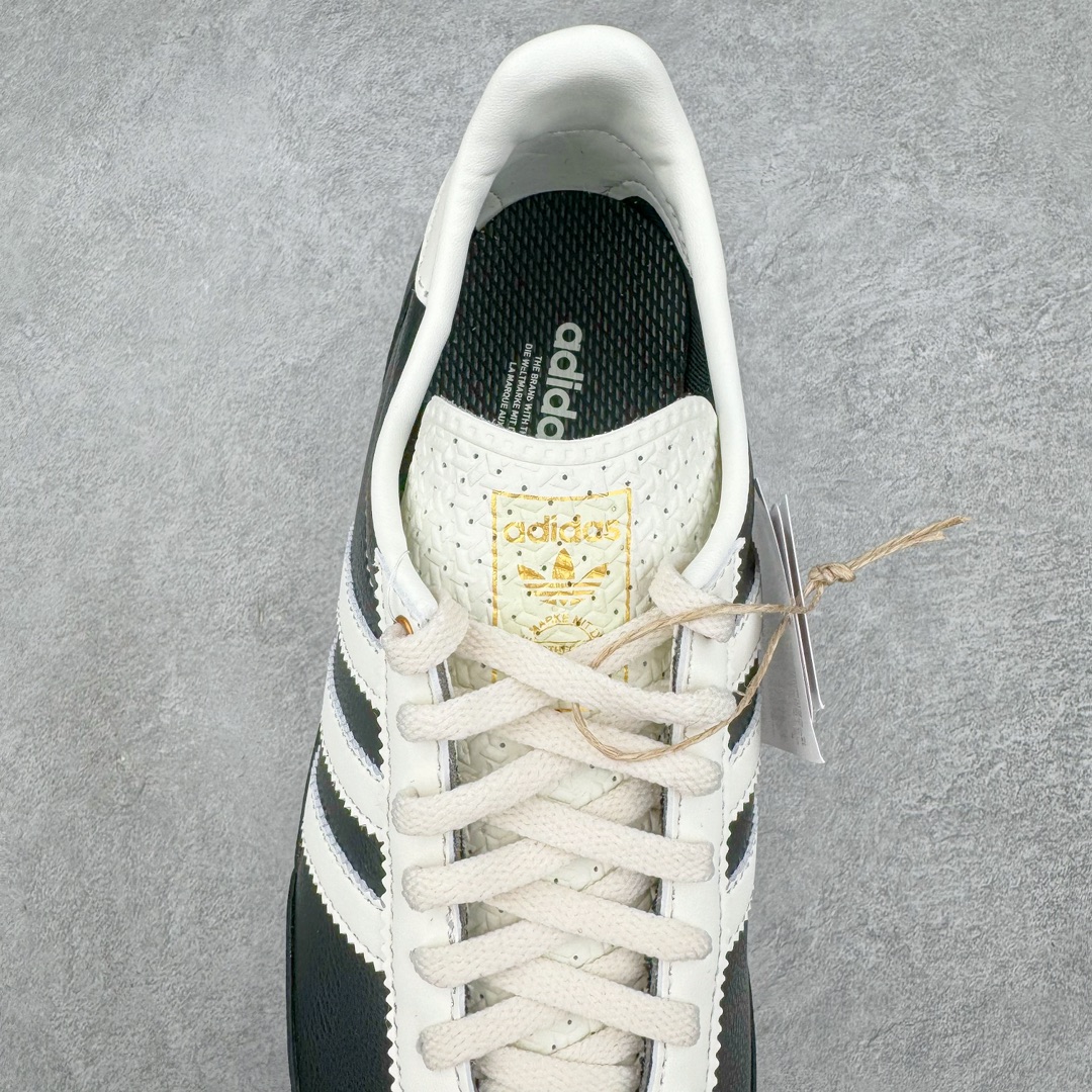 图片[5]-＃MF AD Wmns SL72 OG 系列德训足球风百搭低帮休闲运动板鞋 JH3968 Originals推出复古「T头鞋」造型的SL72鞋款复刻，有男女两款可选。男生款为SL72RS，鞋型挺立饱满，鞋底增加高度，采用麂皮与布面制作，符合复古氛围；女生款为SL72OGW，致敬经典款式，鞋身纤细，还原70年代设计，以绿色呈现，点缀金色细节。多款配色可选。「T 头鞋」这两年有多火大家见到了吧？明星、穿搭博主几乎人手一双，凭借复古味的外观，以及亲民的价格，同样成为了不少球鞋玩家日常上脚首选。近日 adidas Originals 将有「T 头鞋」造型的诞生于 1972 年的 SL72 鞋款复刻带回，各位买鞋又有新选择了。1972 年 SL72 问世后，引领了后来阿迪达斯的跑鞋发展方向，其中「SL」代表了 Super Light，彰显了产品轻便的特性。1972 年 SL72 问世后，引领了后来阿迪达斯的跑鞋发展方向，其中「SL」代表了 Super Light，彰显了产品轻便的特性。这次 adidas Originals 延续其轻质经典的基因，带来男女两款 SL72。男生款带来 SL72 RS 鞋型，RS 意为 Reshaped（重塑），鞋款在保留了经典的外观基础上，在尼龙材质里增加了填充物，使鞋型更加挺立和饱满，鞋头则更加圆润，鞋底的 EVA 材质则增加了鞋款的高度。女生款则带来 SL72 OG W 鞋型，OG 顾名思义则是致敬经典款式，相较于 RS（Reshaped）鞋款，鞋身更加纤细，其整体鞋身轮廓、线条、细节、材质上尊崇 70 年代 SL72 的设计，还原经典味道。尺码：36 36⅔ 37⅓ 38 38⅔ 39⅓ 40 40⅔ 41⅓ 42 42⅔ 43⅓ 44 44⅔ 45-选品中心