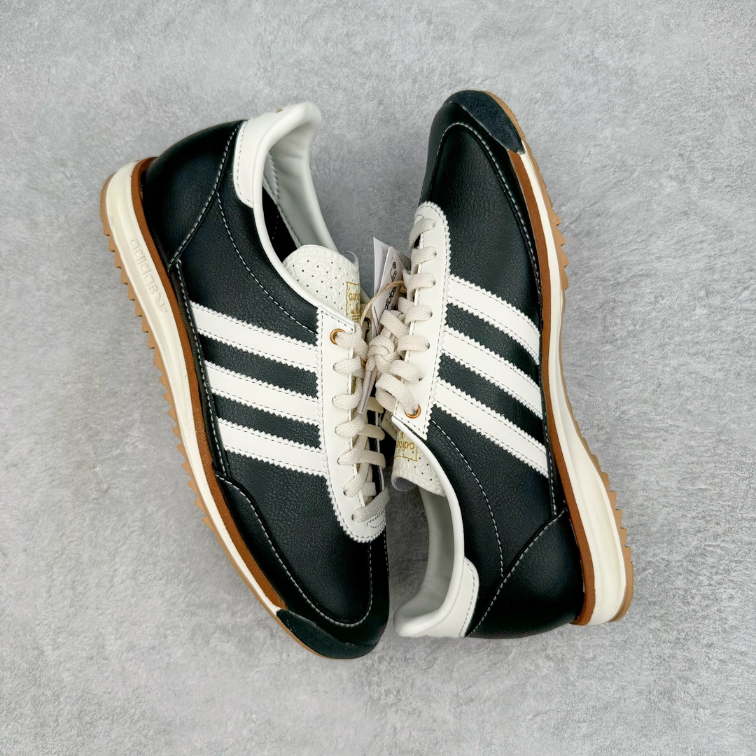 图片[3]-＃MF AD Wmns SL72 OG 系列德训足球风百搭低帮休闲运动板鞋 JH3968 Originals推出复古「T头鞋」造型的SL72鞋款复刻，有男女两款可选。男生款为SL72RS，鞋型挺立饱满，鞋底增加高度，采用麂皮与布面制作，符合复古氛围；女生款为SL72OGW，致敬经典款式，鞋身纤细，还原70年代设计，以绿色呈现，点缀金色细节。多款配色可选。「T 头鞋」这两年有多火大家见到了吧？明星、穿搭博主几乎人手一双，凭借复古味的外观，以及亲民的价格，同样成为了不少球鞋玩家日常上脚首选。近日 adidas Originals 将有「T 头鞋」造型的诞生于 1972 年的 SL72 鞋款复刻带回，各位买鞋又有新选择了。1972 年 SL72 问世后，引领了后来阿迪达斯的跑鞋发展方向，其中「SL」代表了 Super Light，彰显了产品轻便的特性。1972 年 SL72 问世后，引领了后来阿迪达斯的跑鞋发展方向，其中「SL」代表了 Super Light，彰显了产品轻便的特性。这次 adidas Originals 延续其轻质经典的基因，带来男女两款 SL72。男生款带来 SL72 RS 鞋型，RS 意为 Reshaped（重塑），鞋款在保留了经典的外观基础上，在尼龙材质里增加了填充物，使鞋型更加挺立和饱满，鞋头则更加圆润，鞋底的 EVA 材质则增加了鞋款的高度。女生款则带来 SL72 OG W 鞋型，OG 顾名思义则是致敬经典款式，相较于 RS（Reshaped）鞋款，鞋身更加纤细，其整体鞋身轮廓、线条、细节、材质上尊崇 70 年代 SL72 的设计，还原经典味道。尺码：36 36⅔ 37⅓ 38 38⅔ 39⅓ 40 40⅔ 41⅓ 42 42⅔ 43⅓ 44 44⅔ 45-选品中心