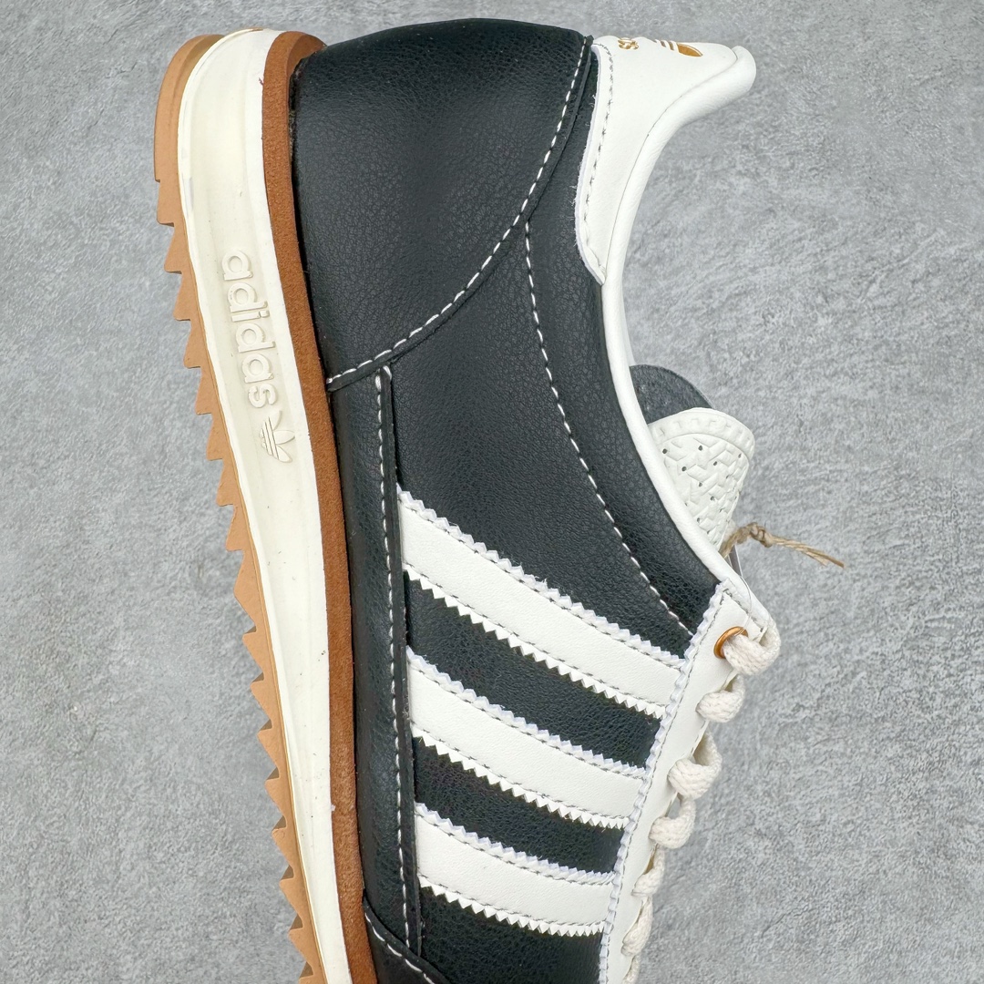 图片[6]-＃MF AD Wmns SL72 OG 系列德训足球风百搭低帮休闲运动板鞋 JH3968 Originals推出复古「T头鞋」造型的SL72鞋款复刻，有男女两款可选。男生款为SL72RS，鞋型挺立饱满，鞋底增加高度，采用麂皮与布面制作，符合复古氛围；女生款为SL72OGW，致敬经典款式，鞋身纤细，还原70年代设计，以绿色呈现，点缀金色细节。多款配色可选。「T 头鞋」这两年有多火大家见到了吧？明星、穿搭博主几乎人手一双，凭借复古味的外观，以及亲民的价格，同样成为了不少球鞋玩家日常上脚首选。近日 adidas Originals 将有「T 头鞋」造型的诞生于 1972 年的 SL72 鞋款复刻带回，各位买鞋又有新选择了。1972 年 SL72 问世后，引领了后来阿迪达斯的跑鞋发展方向，其中「SL」代表了 Super Light，彰显了产品轻便的特性。1972 年 SL72 问世后，引领了后来阿迪达斯的跑鞋发展方向，其中「SL」代表了 Super Light，彰显了产品轻便的特性。这次 adidas Originals 延续其轻质经典的基因，带来男女两款 SL72。男生款带来 SL72 RS 鞋型，RS 意为 Reshaped（重塑），鞋款在保留了经典的外观基础上，在尼龙材质里增加了填充物，使鞋型更加挺立和饱满，鞋头则更加圆润，鞋底的 EVA 材质则增加了鞋款的高度。女生款则带来 SL72 OG W 鞋型，OG 顾名思义则是致敬经典款式，相较于 RS（Reshaped）鞋款，鞋身更加纤细，其整体鞋身轮廓、线条、细节、材质上尊崇 70 年代 SL72 的设计，还原经典味道。尺码：36 36⅔ 37⅓ 38 38⅔ 39⅓ 40 40⅔ 41⅓ 42 42⅔ 43⅓ 44 44⅔ 45-选品中心